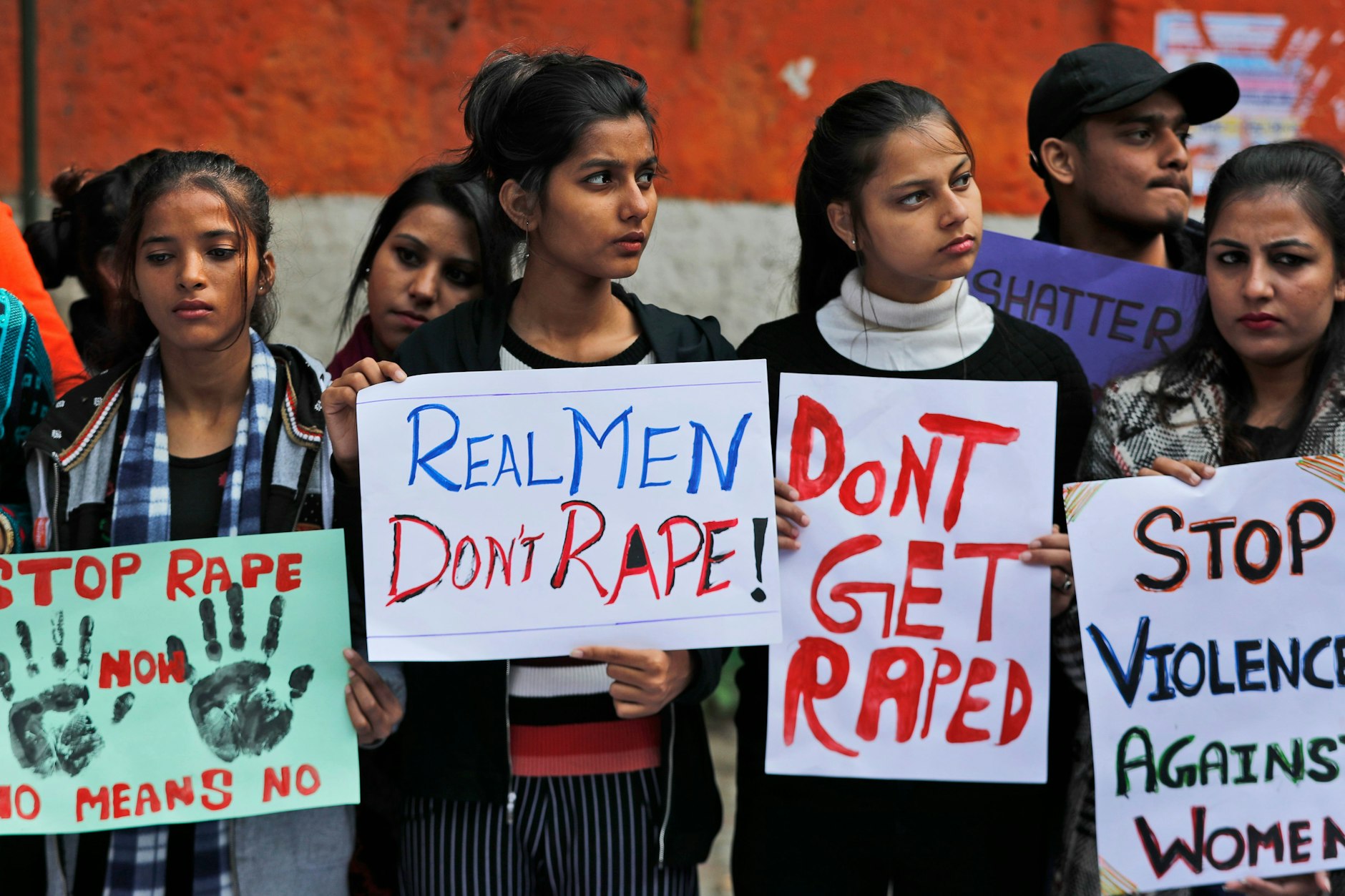 Neu-Delhi: Aktivistinnen auf einer Demonstration gegen Vergewaltigung und Gewalt gegen Frauen und Mädchen in Indien. Nach offiziellen Zahlen werden im Schnitt jeden Tag 86 Frauen und Mädchen vergewaltigt. (Archivbild).