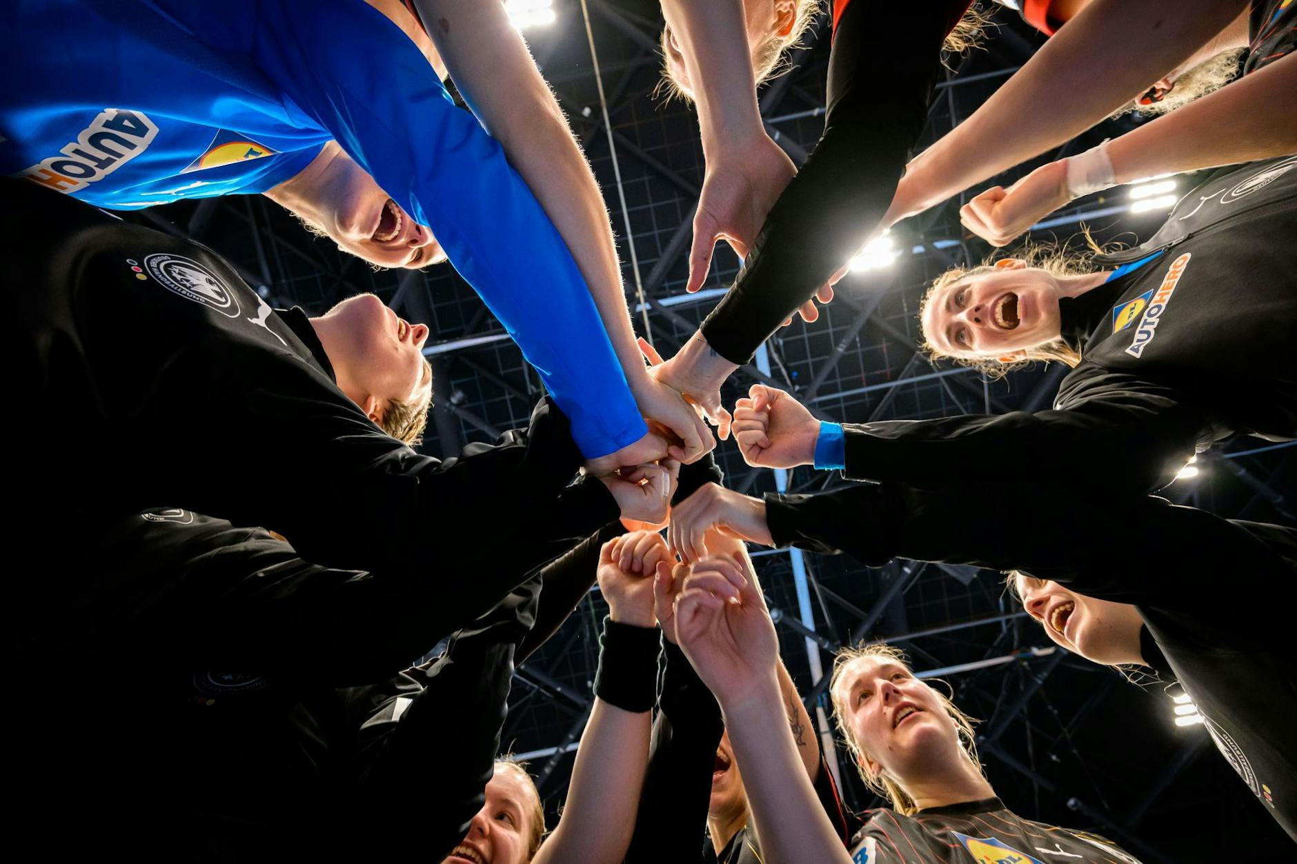 dpatopbilder - Mit einem souveränen Auftritt haben Deutschlands Handballerinnen vorzeitig das Ticket für die Europameisterschaft gelöst. Das Nationalteam kam in Düsseldorf gegen die Slowakei zu einem mühelosen 32:18-Sieg.