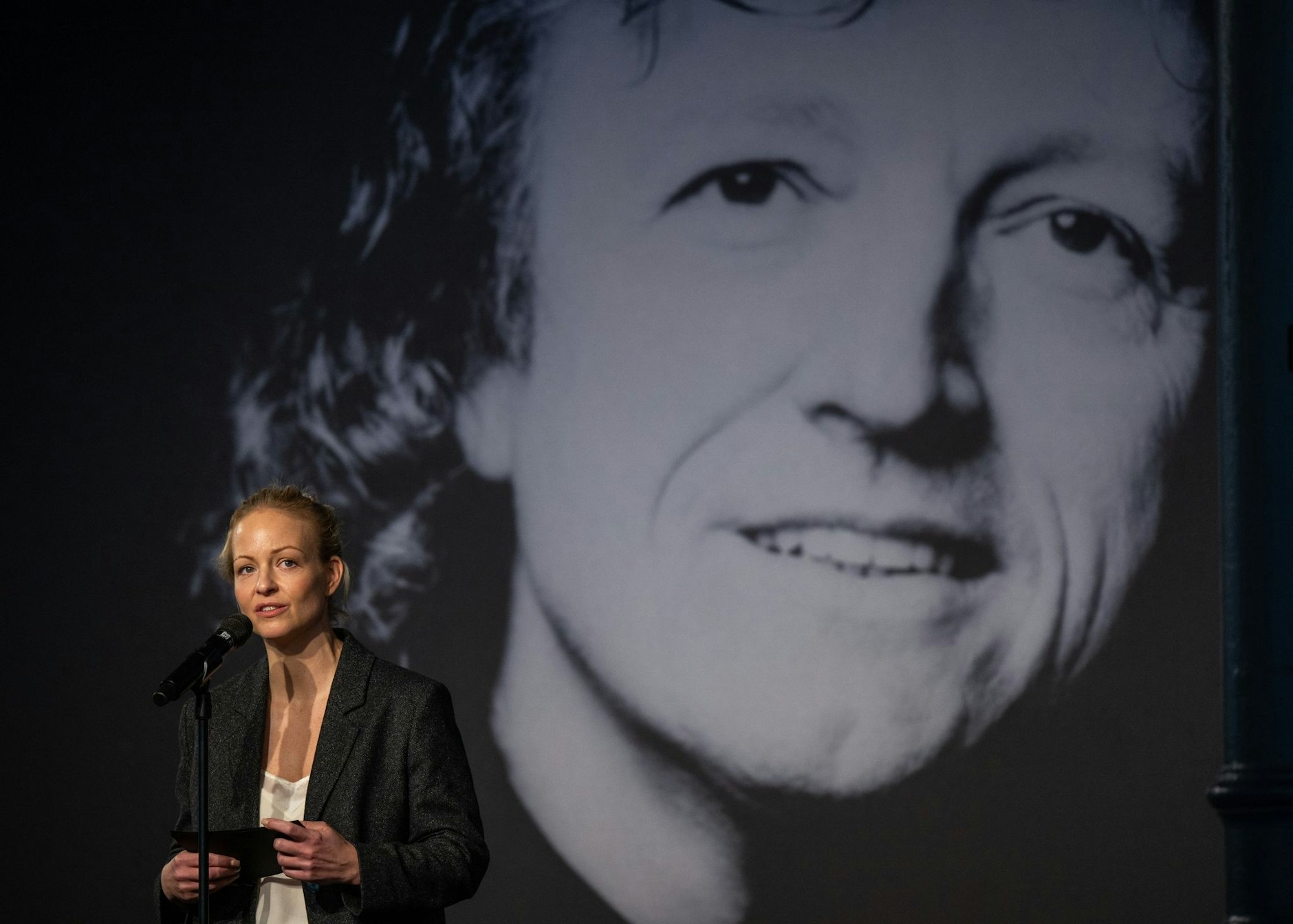 dpatopbilder - «Als er gegangen ist, war sein Herz voll und seine Träume so groß wie immer»: Nicole Reuther, Tochter des Musikproduzenten Frank Farian, spricht bei der Trauerfeier für ihren Vater in Berlin. Farian war am 23. Januar 2024 in Miami (USA) gestorben.  