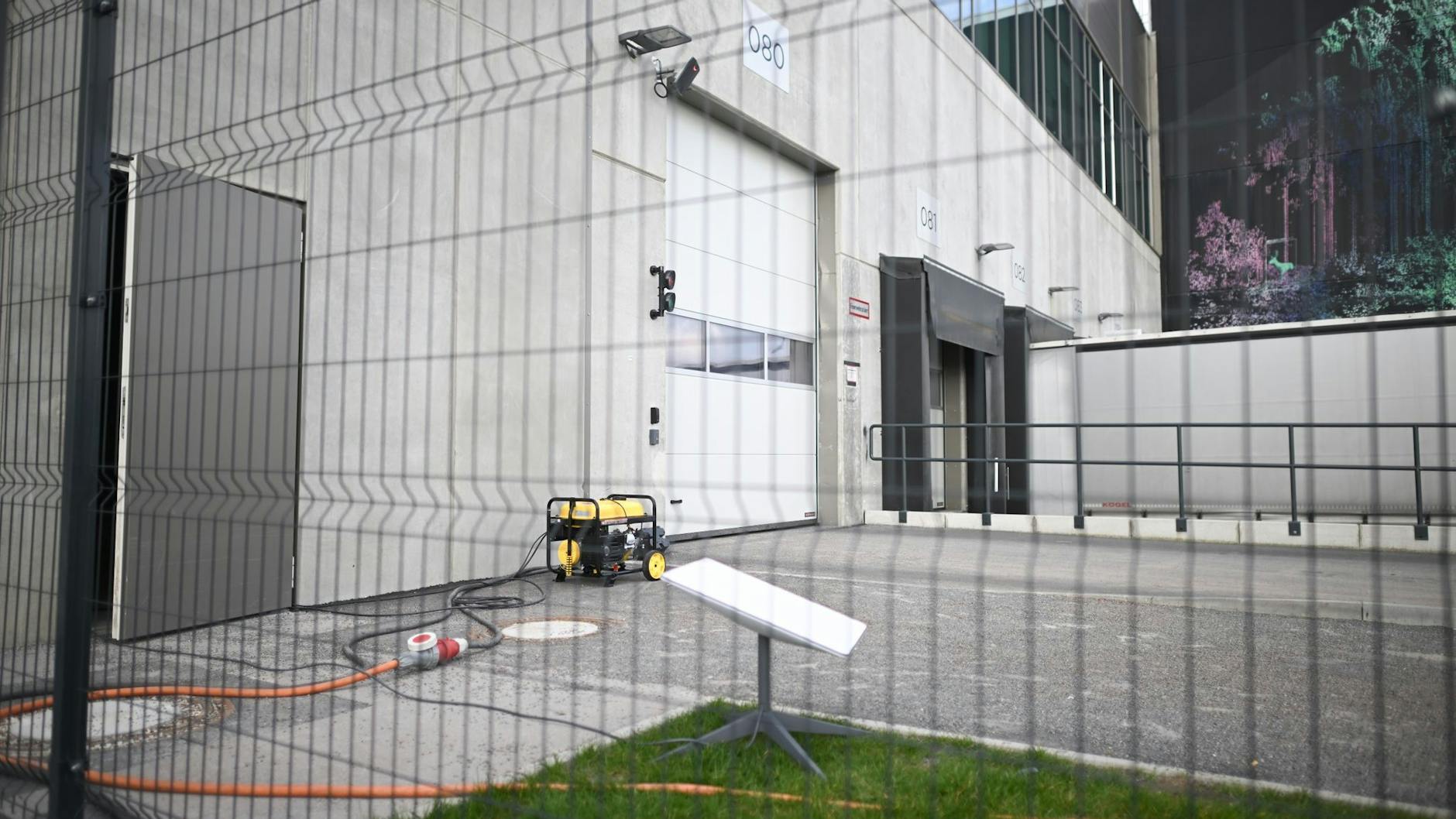 Ein Stromgenerator läuft an einer Tür der Tesla-Gigafactory.
