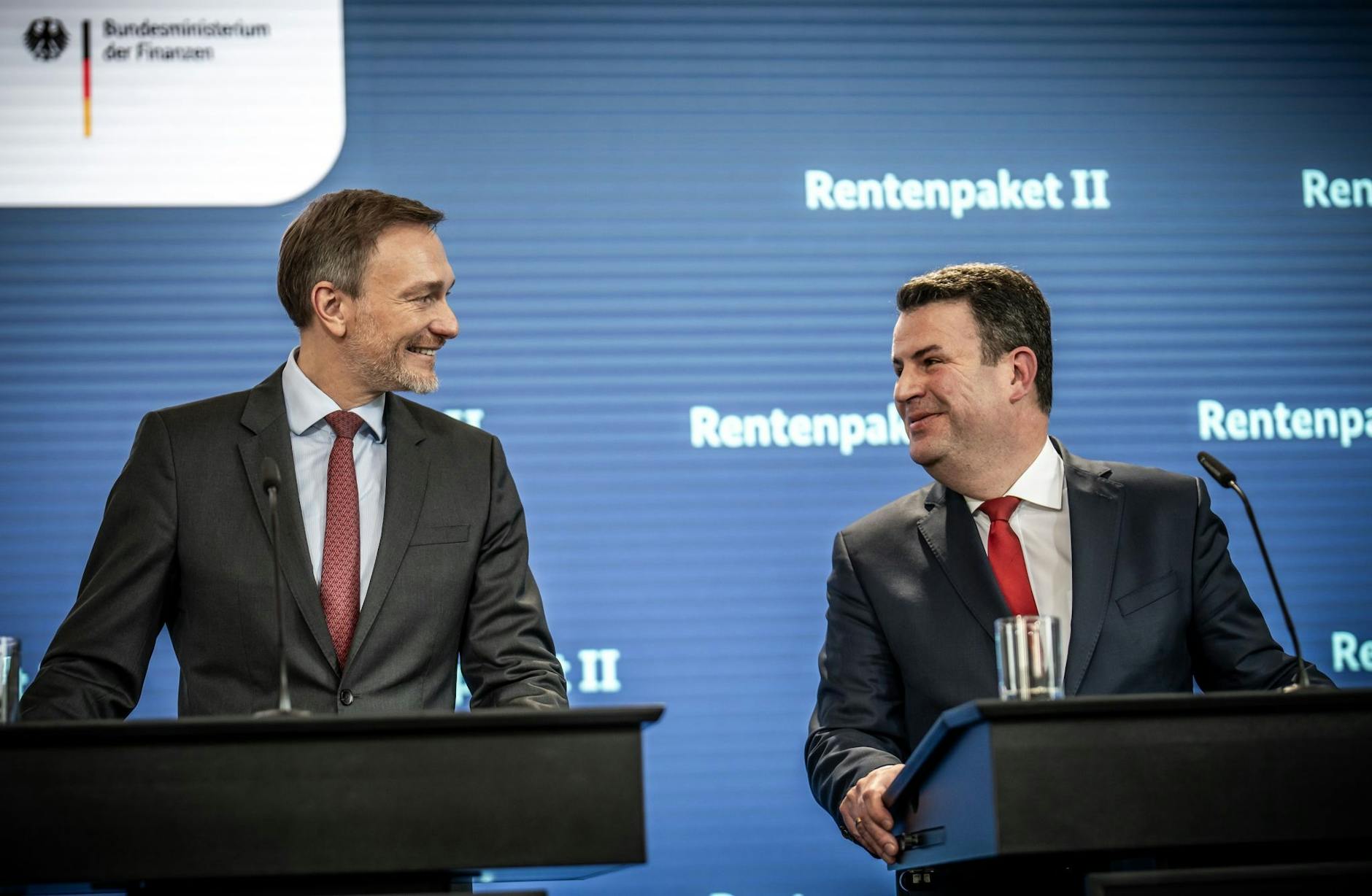 Finanzminister Christian Lindner (l) und Arbeitsminister Hubertus Heil stellen ihr Renten-Reformpaket in Berlin vor.