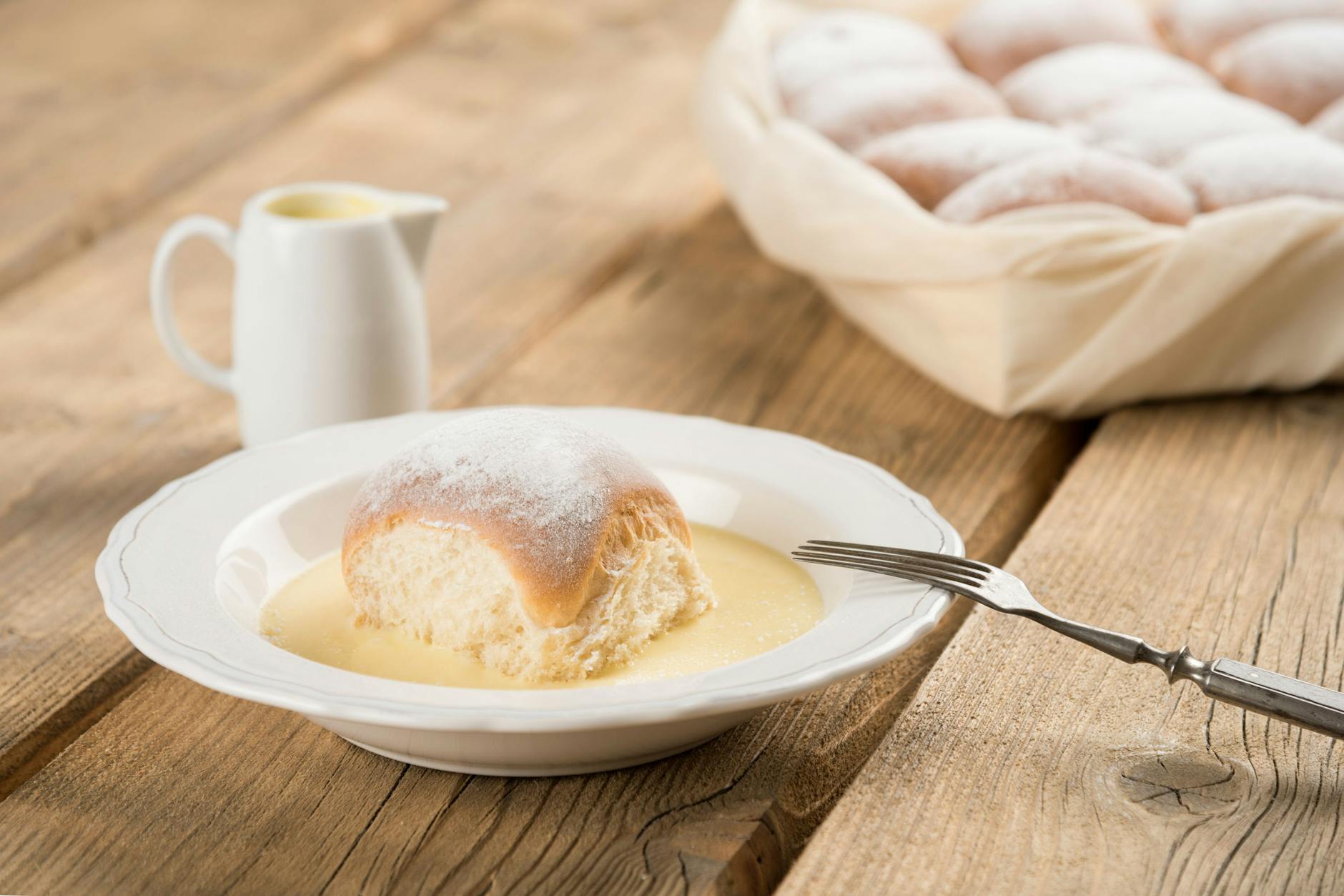 Buchteln schmecken besonders lecker mit Vanillesoße.