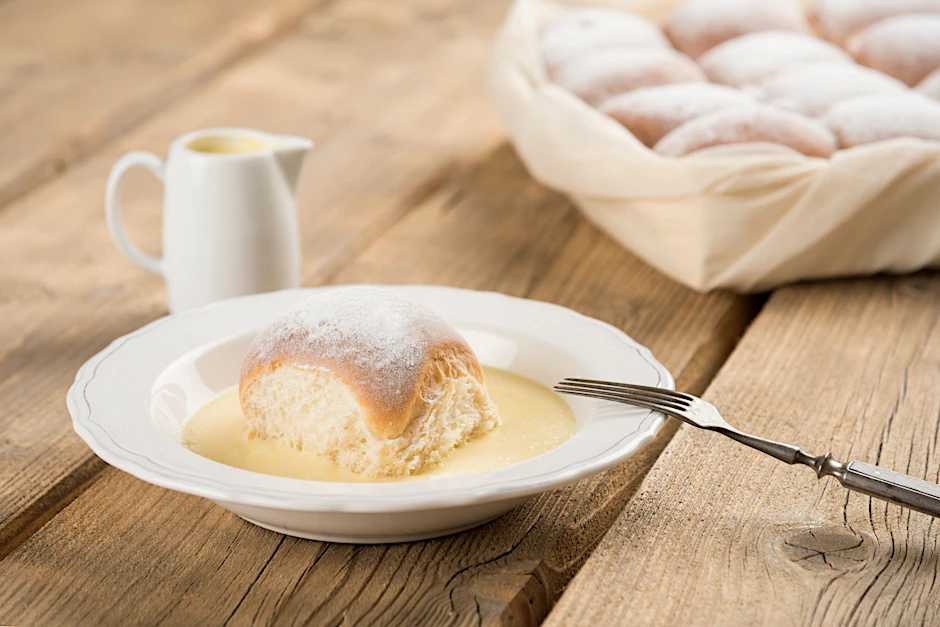Buchteln schmecken besonders lecker mit Vanillesoße.