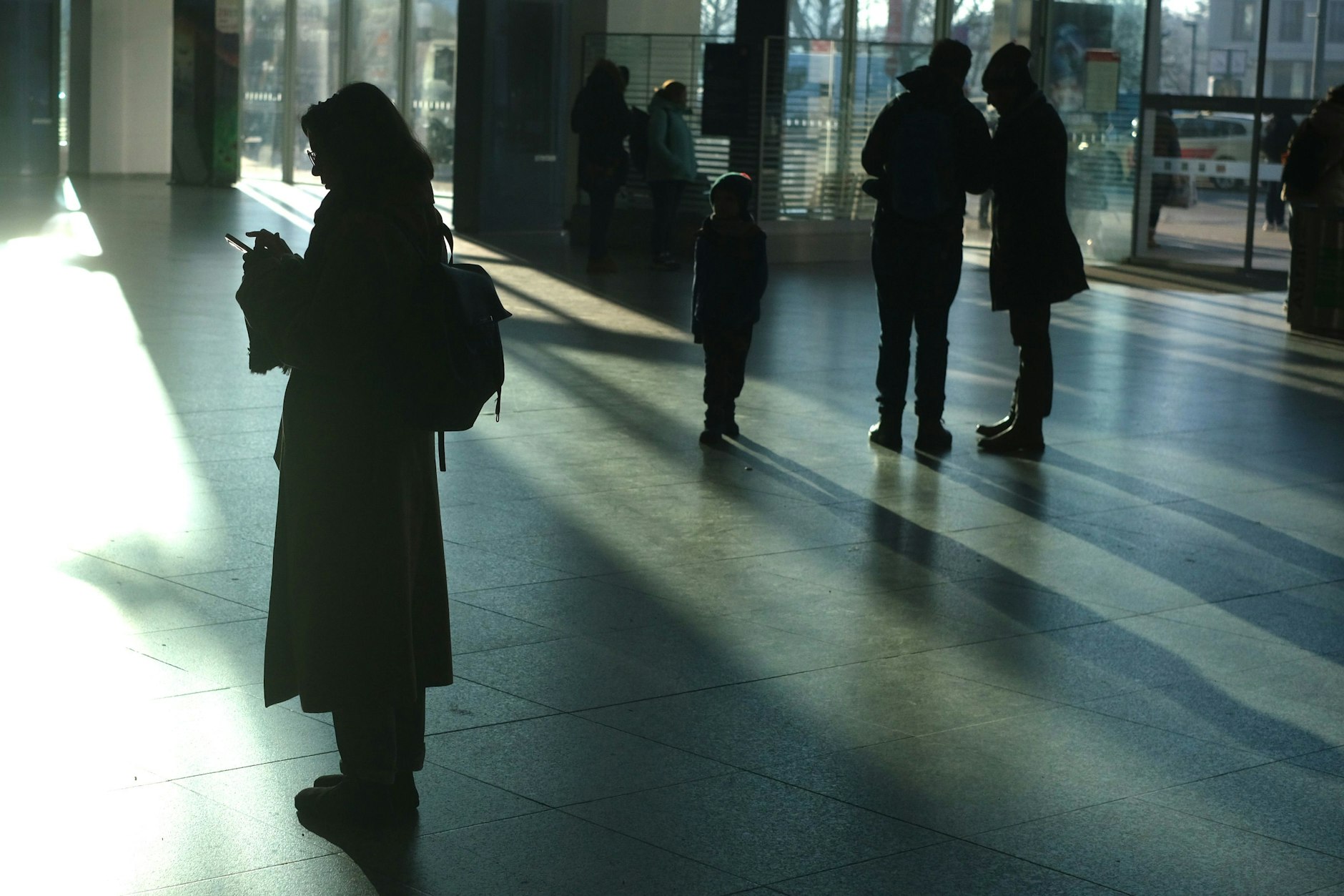 Fahrgäste bei einem Bahnstreik am Berliner Ostbahnhof