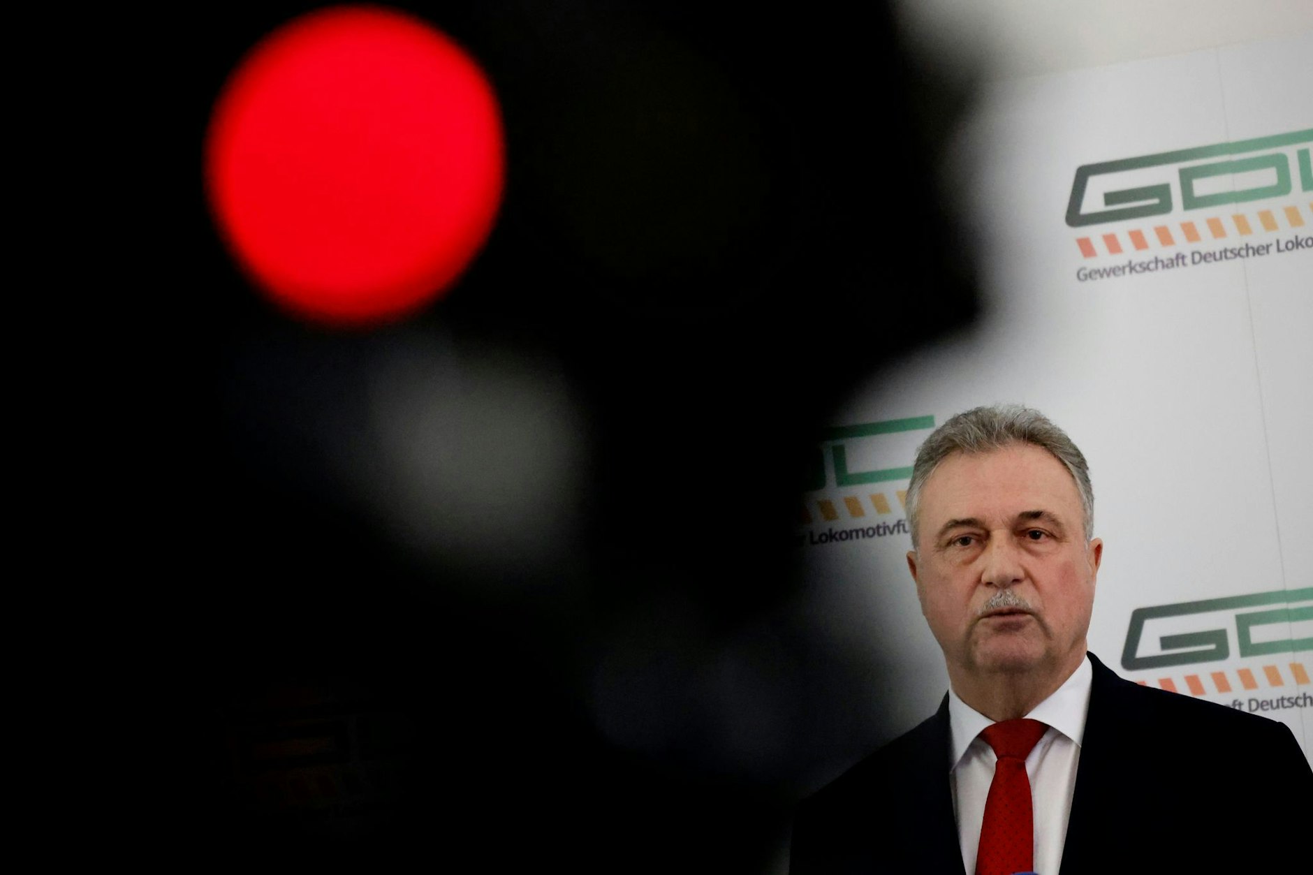 dpatopbilder - Die Lokführergewerkschaft GDL hat einen weiteren Streik im Tarifkonflikt mit der Deutschen Bahn angekündigt. Der Ausstand solle 35 Stunden dauern und im Personenverkehr am Donnerstag um 2.00 Uhr beginnen, sagt GDL-Chef Claus Weselsky.  