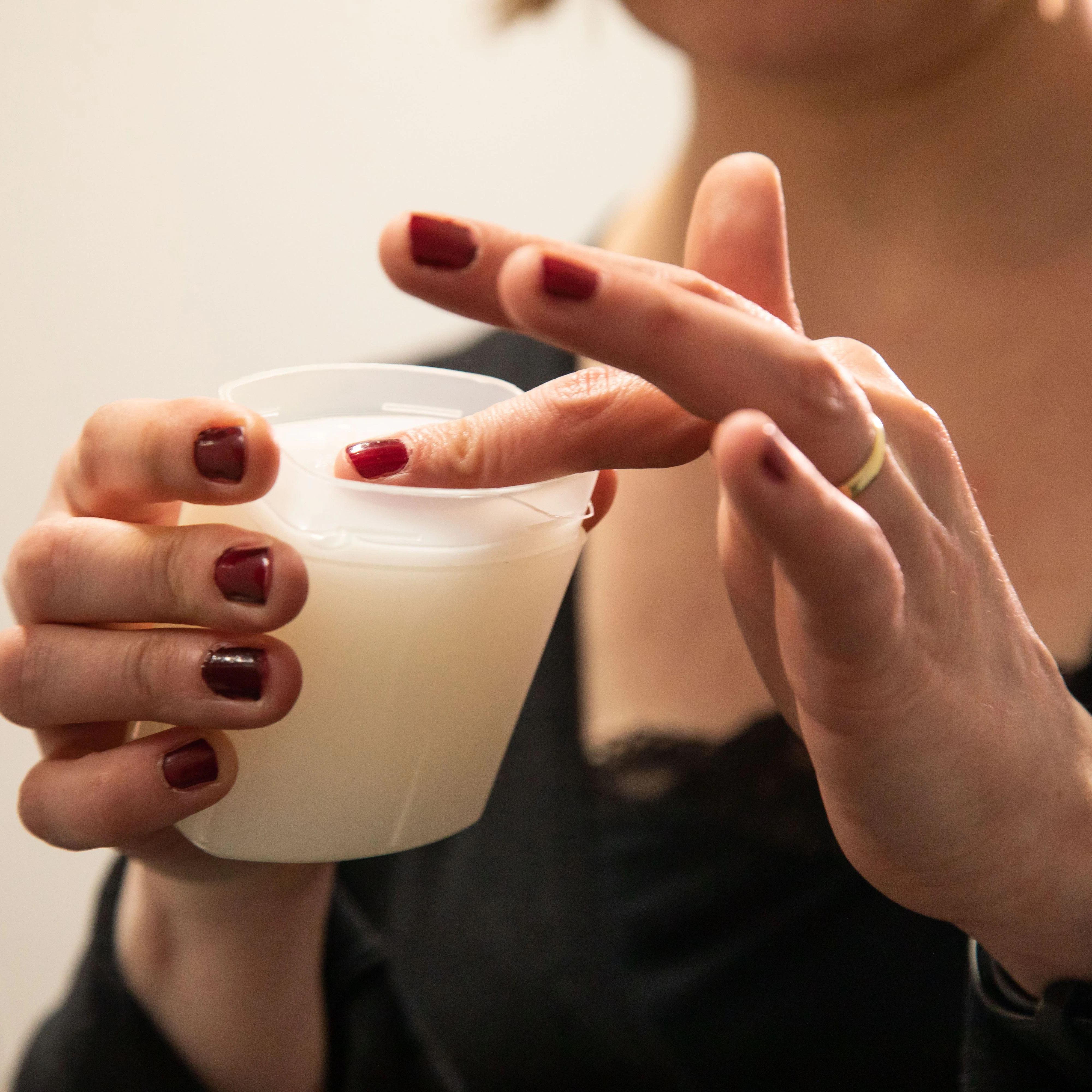&nbsp;Trage eine dünne Schicht Vaseline an Hals oder Handgelenk auf.