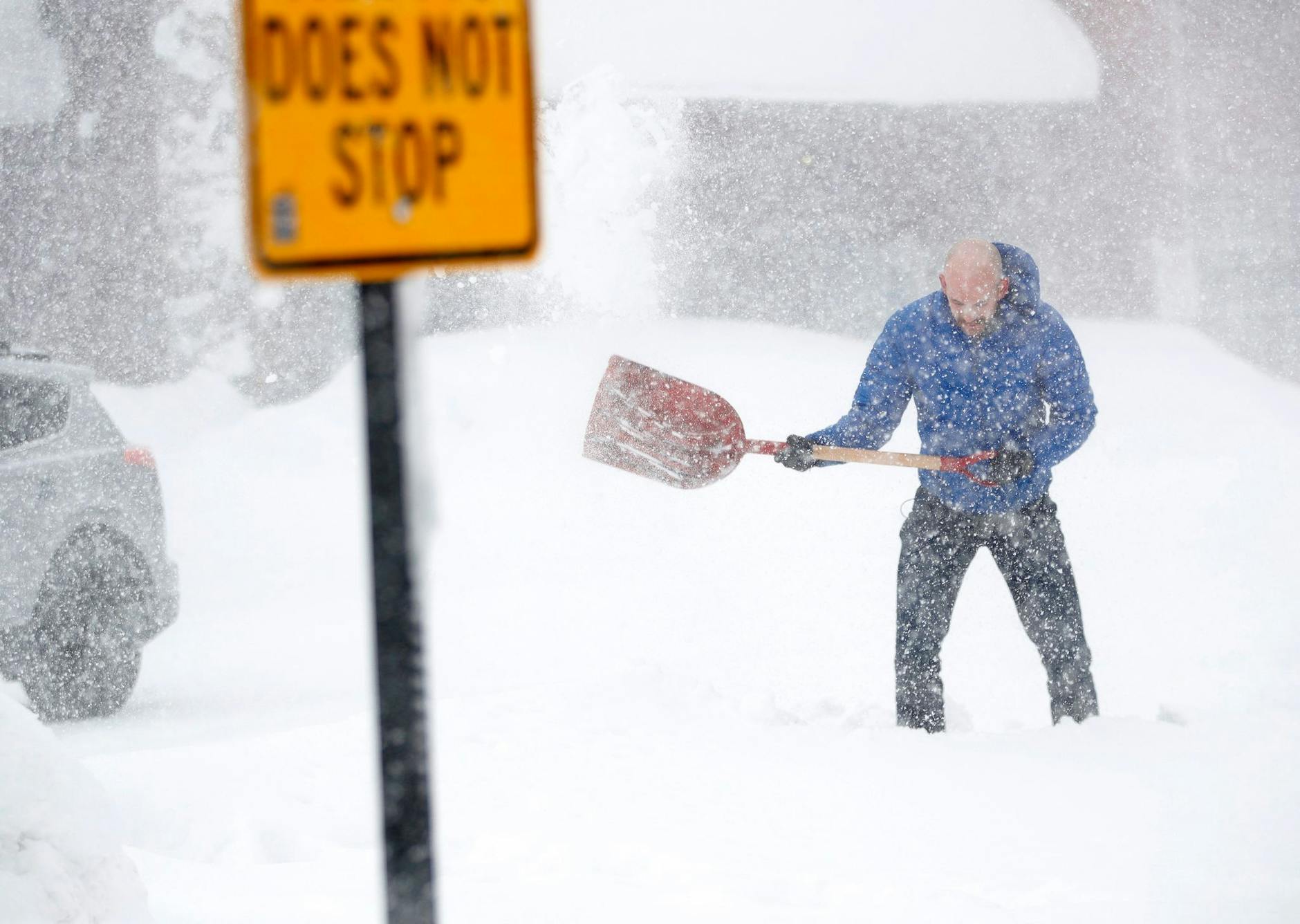 dpatopbilder - Wintersturm im Sunshine State: Eiseskälte und meterhoher Schnee in Kalifornien. P/dpa