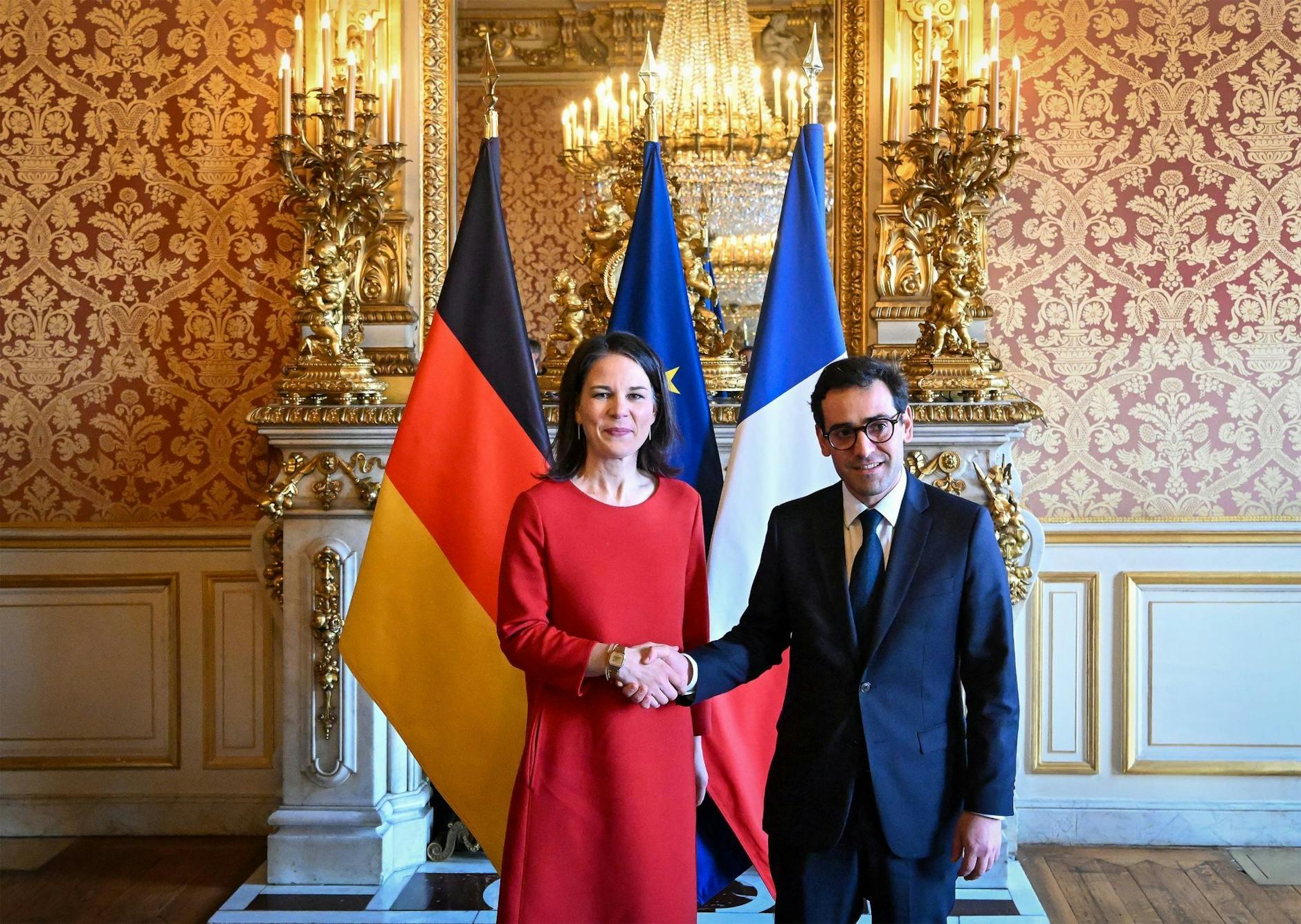 Bundesaußenministerin Annalena Baerbock und Frankreichs Außenminister Stephane Sejourne begrüßen sich vor ihrem Gespräch in Paris.