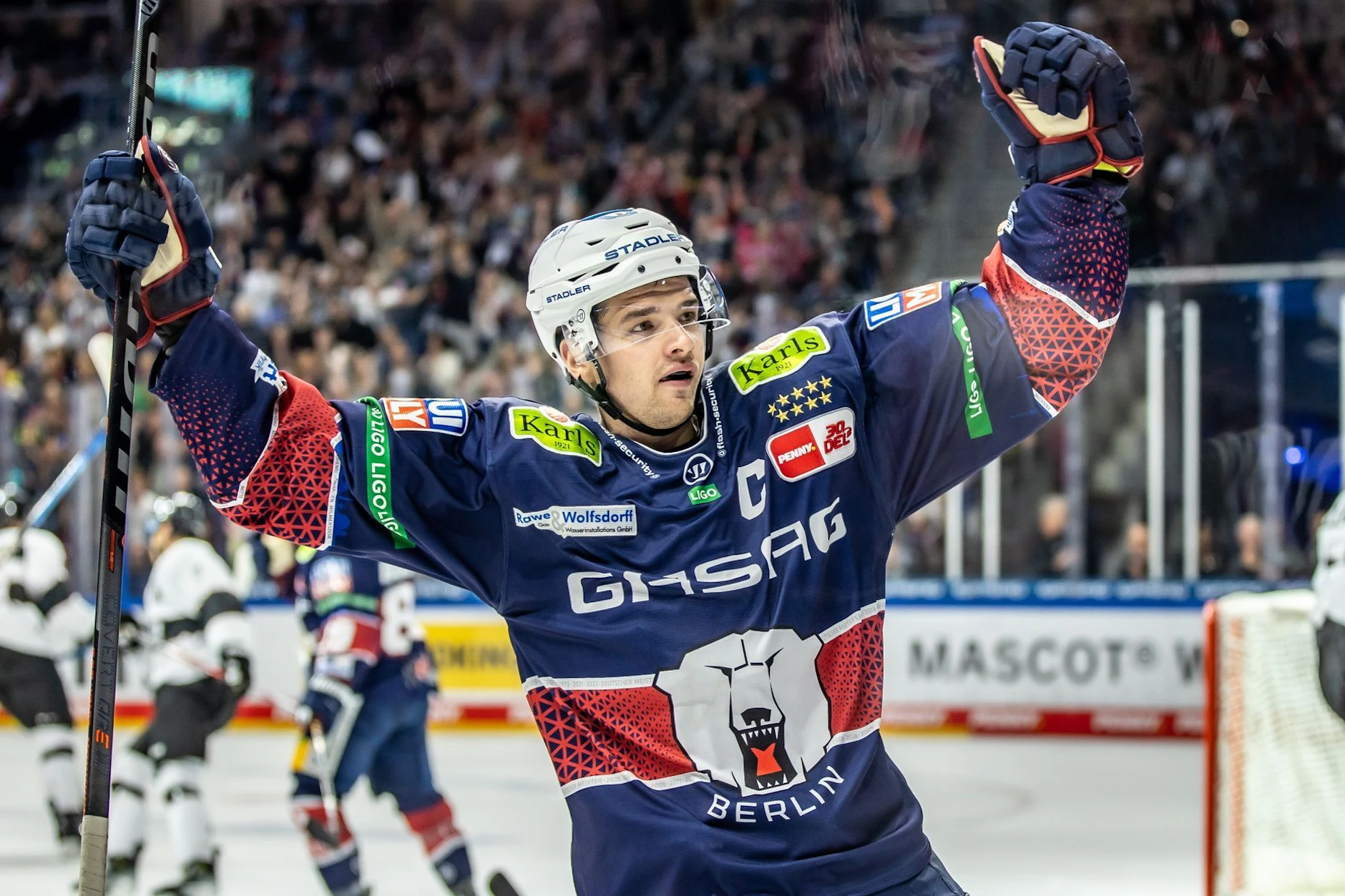 Eisbären-Kapitän Kai Wissmann will nicht nur am Freitag gegen Bremerhaven, sondern am liebsten auch am Saisonende als Meister jubeln.