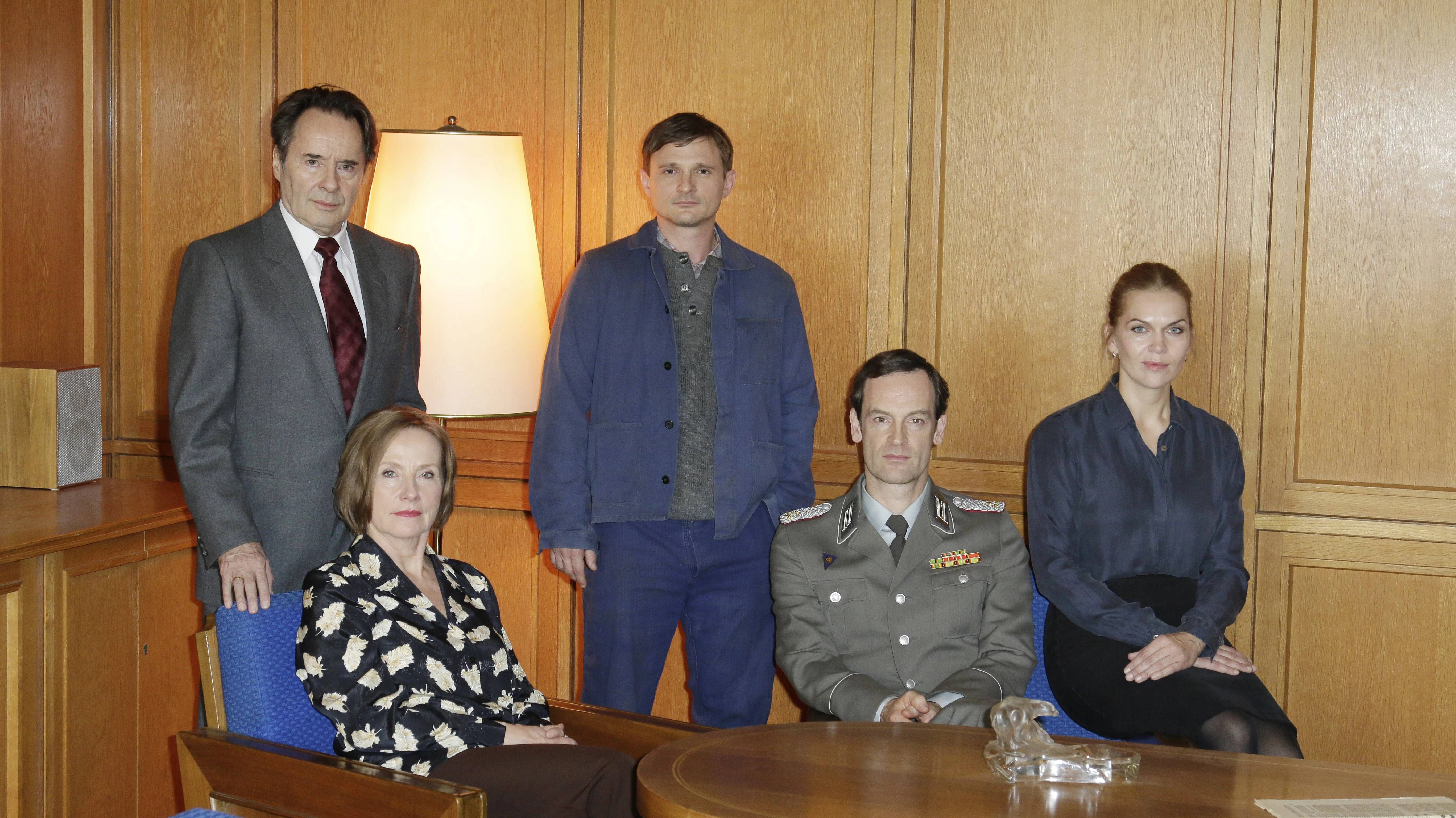 Uwe Kockisch (v.l.), Ruth Reinecke, Florian Lukas, Jörg Hartmann und Anna Loos bei den Dreharbeiten der dritten Staffel der Stasi-Serie „Weissensee“.