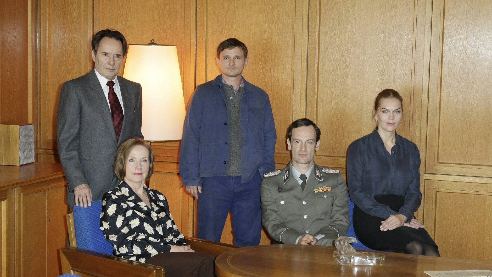 Uwe Kockisch (v.l.), Ruth Reinecke, Florian Lukas, Jörg Hartmann und Anna Loos bei den Dreharbeiten der dritten Staffel der Stasi-Serie „Weissensee“.