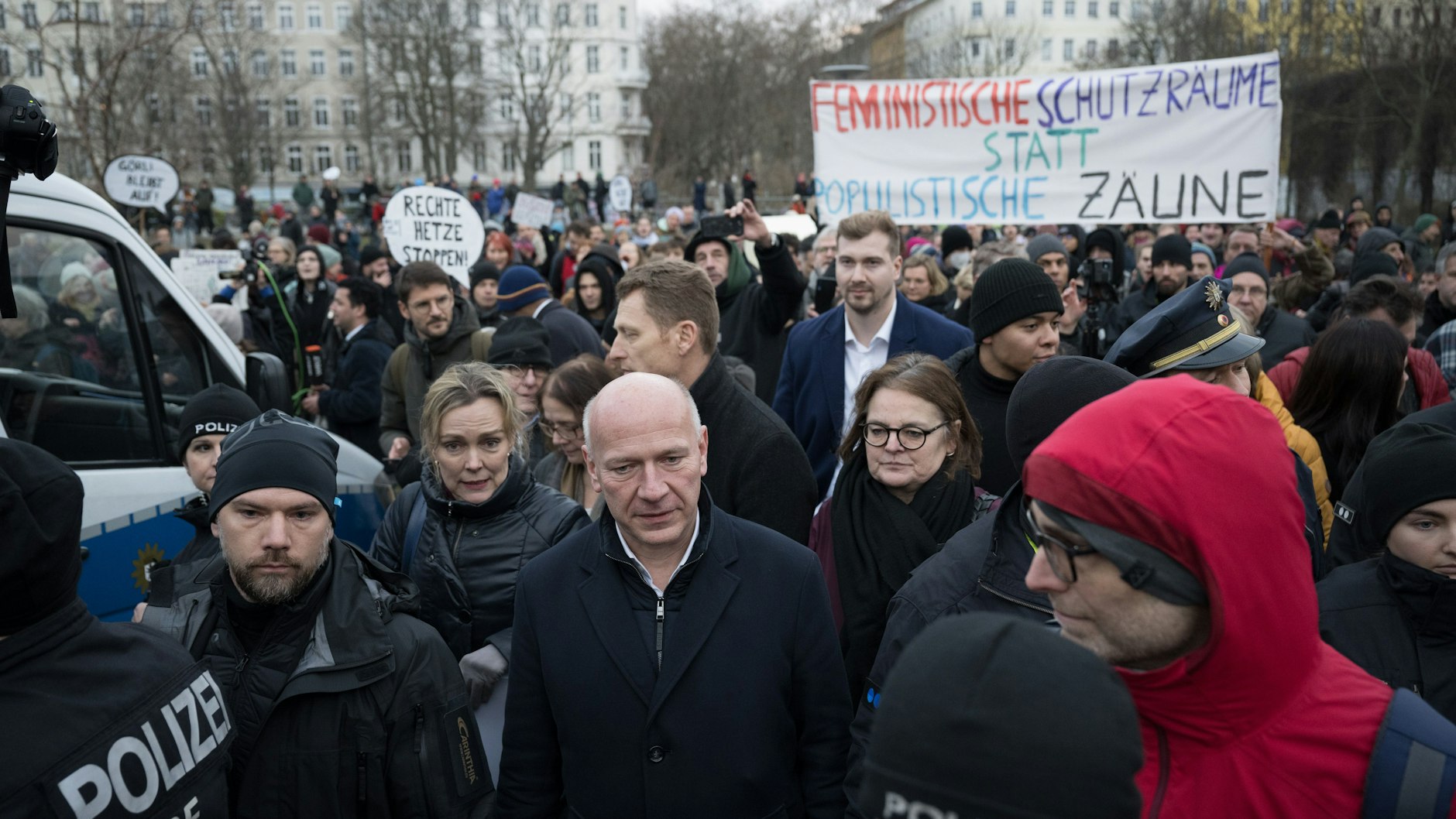 Der Regierende Bürgermeister Kai Wegner und Verkehrssenatorin Manja Schreiner (beide CDU) besichtigten im Januar begleitet von Demonstranten den Görlitzer Park. 