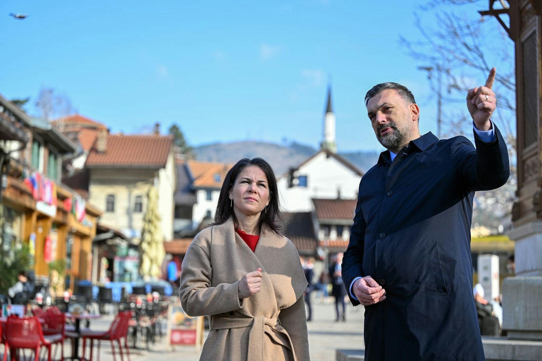 Annalena Baerbock und ihr bosnisch-herzegowinischer Amtskollege Elmedin Konakovic in der Altstadt von Sarajevo.  