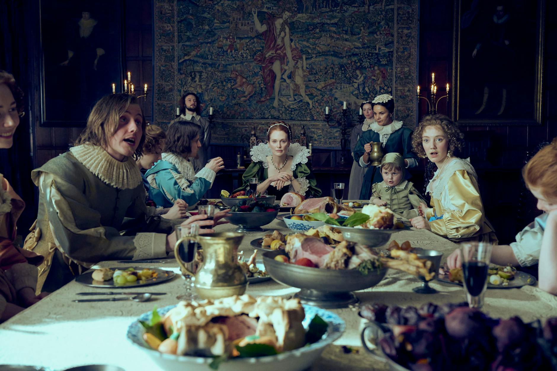 „Mary & George“ ist inspiriert von der wahren Geschichte von Mary Villiers, die ihren schönen und charismatischen Sohn George dazu brachte, König James VI. von Schottland und I. von England zu verführen und sein mächtiger Liebhaber zu werden.