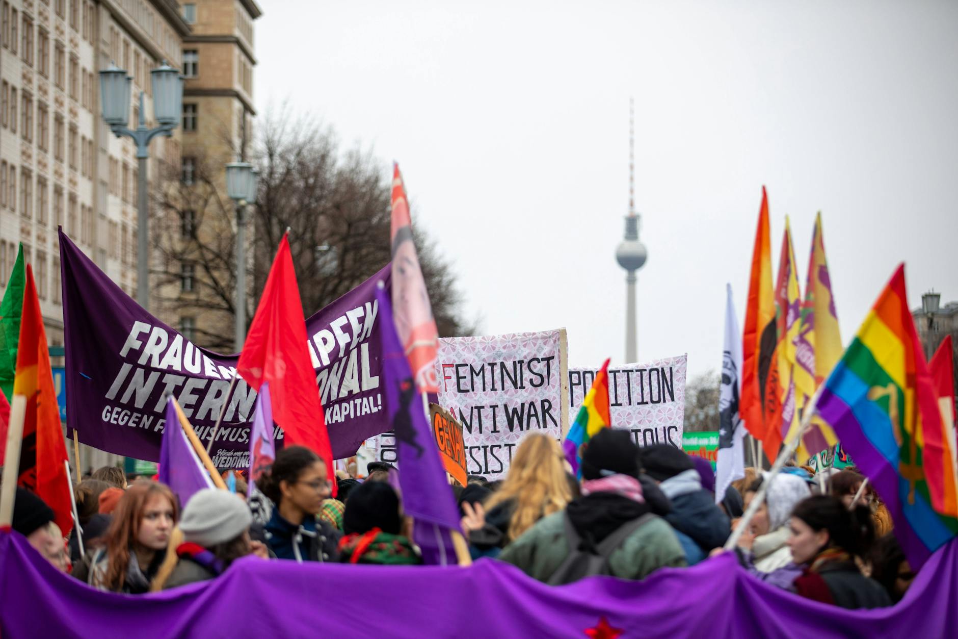 Im vergangenen Jahr gingen mehrere Tausend Menschen auf die Straße, um unter anderem gleichen Lohn für gleiche Arbeit und mehr Anerkennung zu fordern.