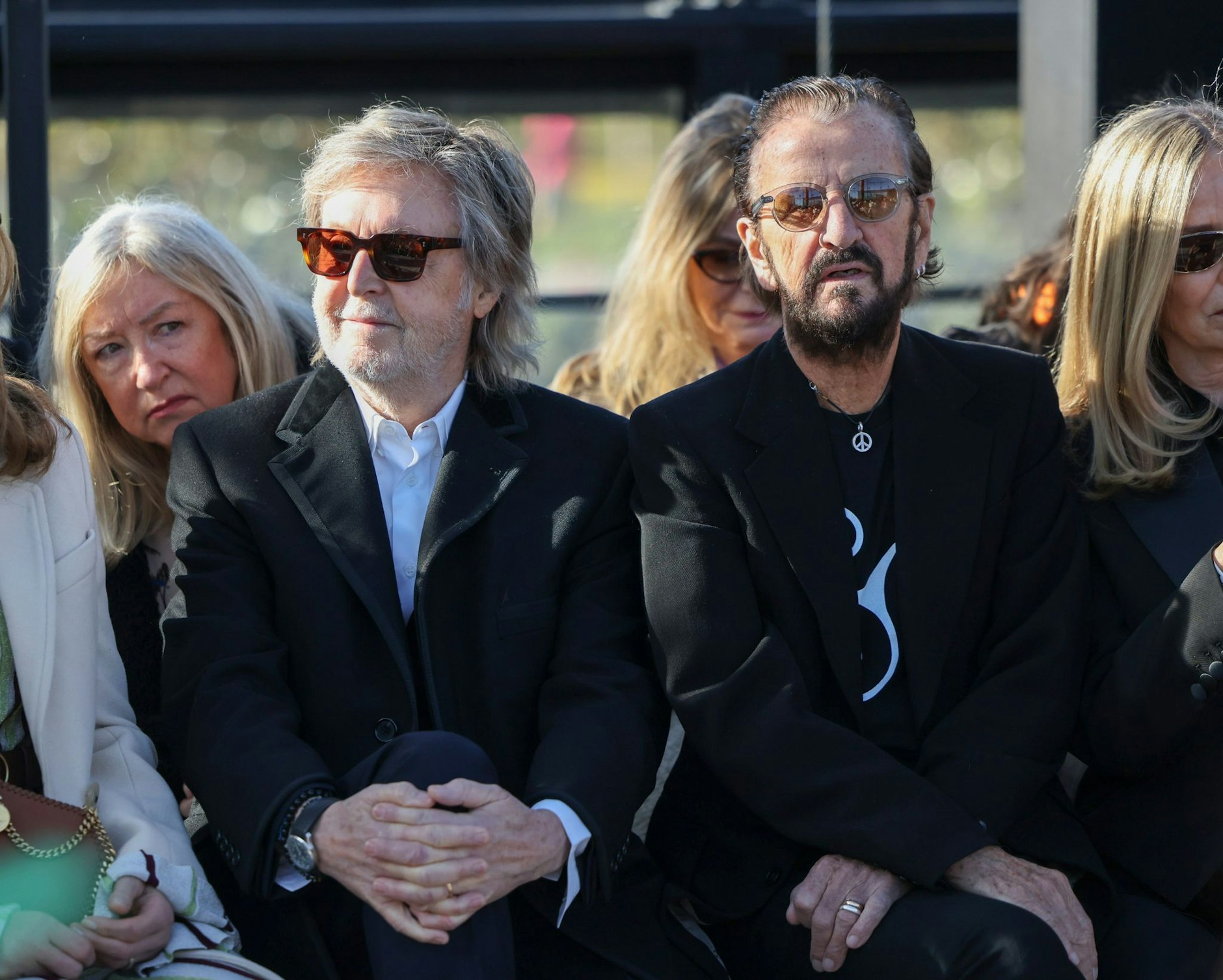 Die Beatles bei der Fashion Week in Paris: Paul McCartney (l) und Ringo Starr schauen sich die neue Kollektion von Stella McCartney an.  
