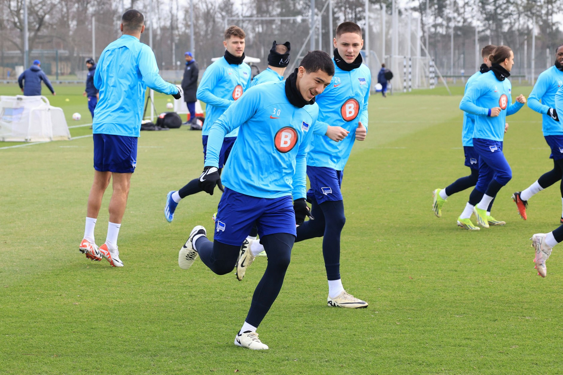 Herthas Supertalente Ibo Maza und Bence Dardai im Training mit viel Spaß. Doch der Poker um sie wird jetzt ernst.