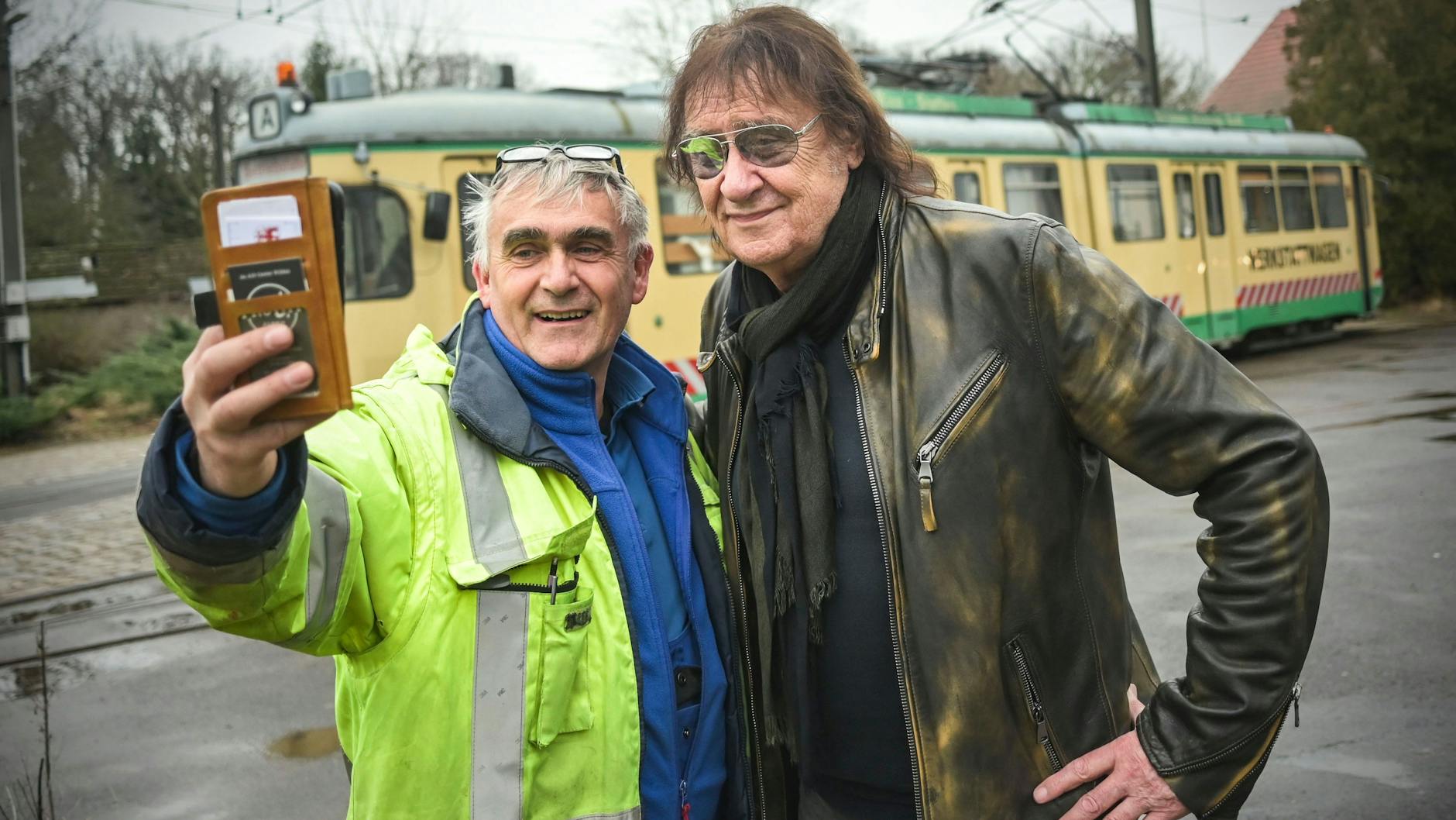 Selbst beim KURIER-Fotoshooting im Straßenbahn-Depot trifft Dieter „Maschine“ Birr auf seine Fans, macht hier mit Vermessungsarbeiter Heiko Kleister ein Selfie.