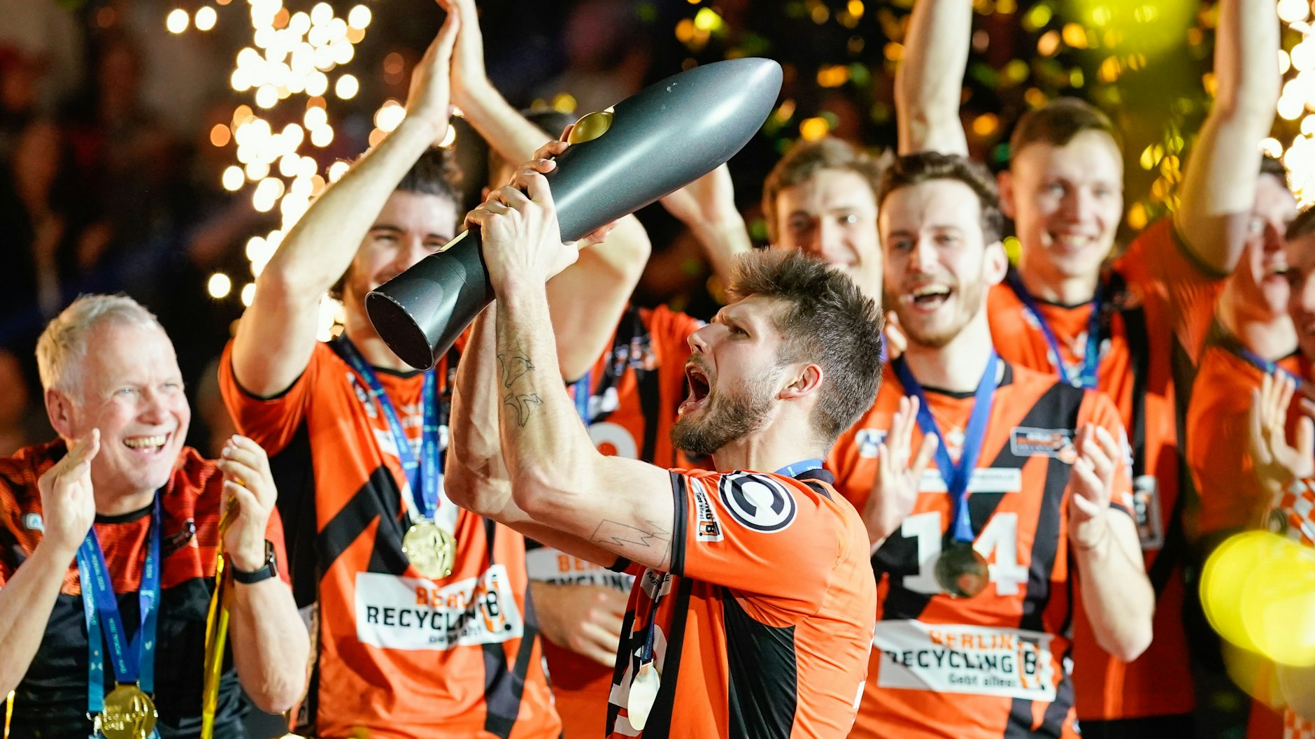 Zwei Welten: Ruben Schott hält den Siegerpokal in den Händen.