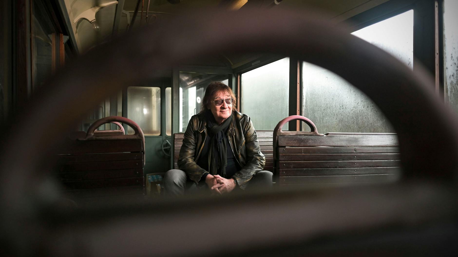 Für den KURIER-Fotografen hat sich Dieter „Maschine“ Birr in eine alte Straßenbahn gesetzt. Zu seinem Geburtstag ist er mit einem Schiff auf Kreuzfahrt.