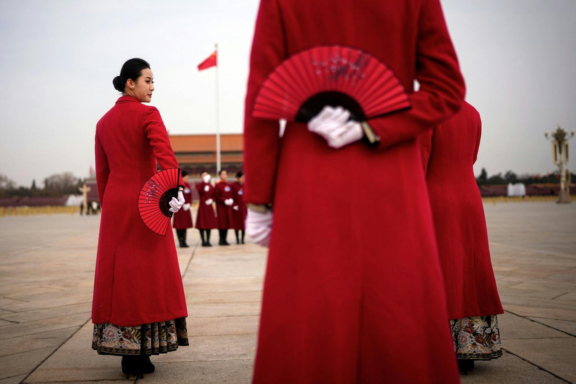 Chinesische Hostessen posieren für Fotos auf dem Platz des Himmlischen Friedens während einer vorbereitenden Sitzung des Chinesischen Nationalen Volkskongresses (NVK).