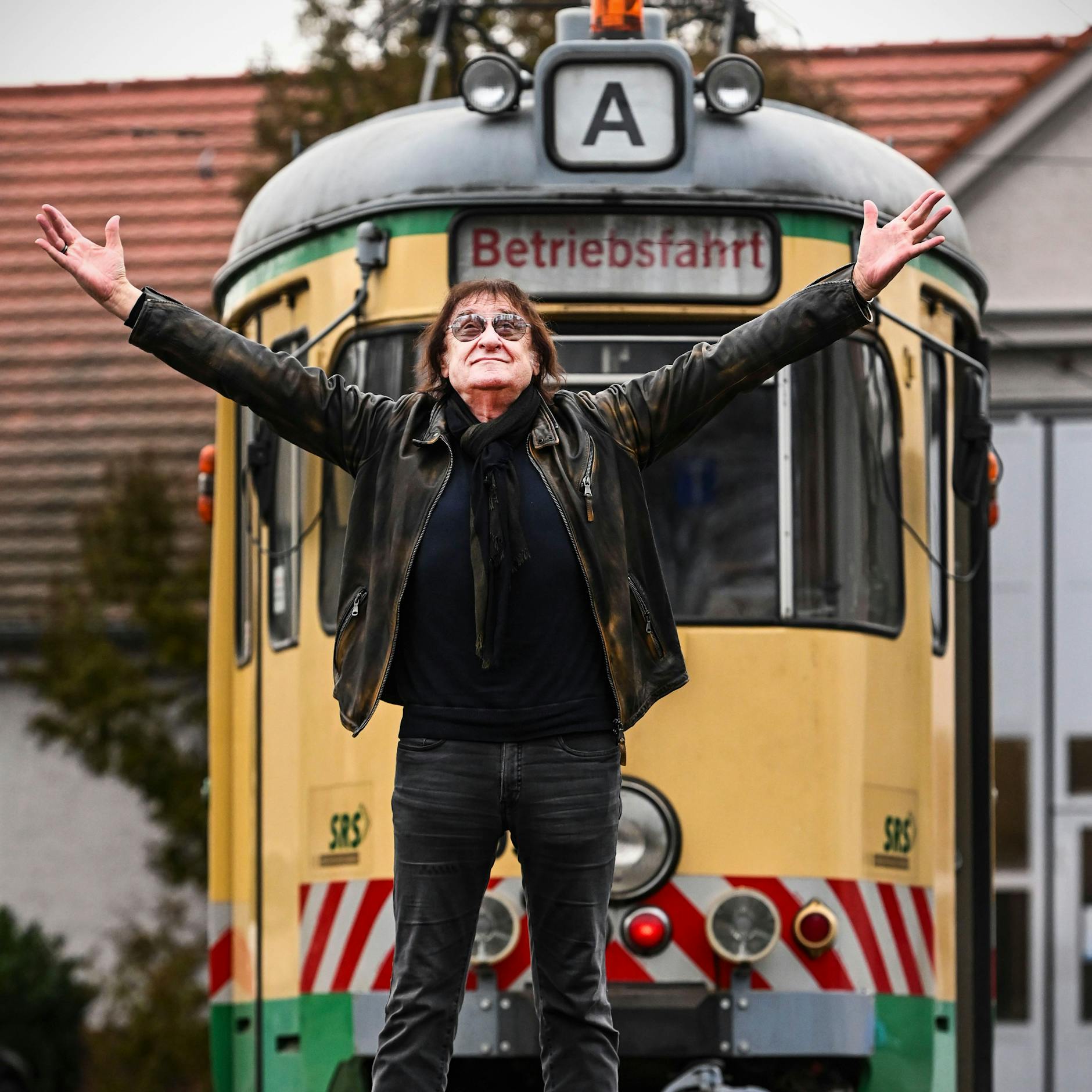 Volle Fahrt voraus: Dieter „Maschine“ Birr denkt auch mit 80 noch lange nicht an die Rockerrente. 