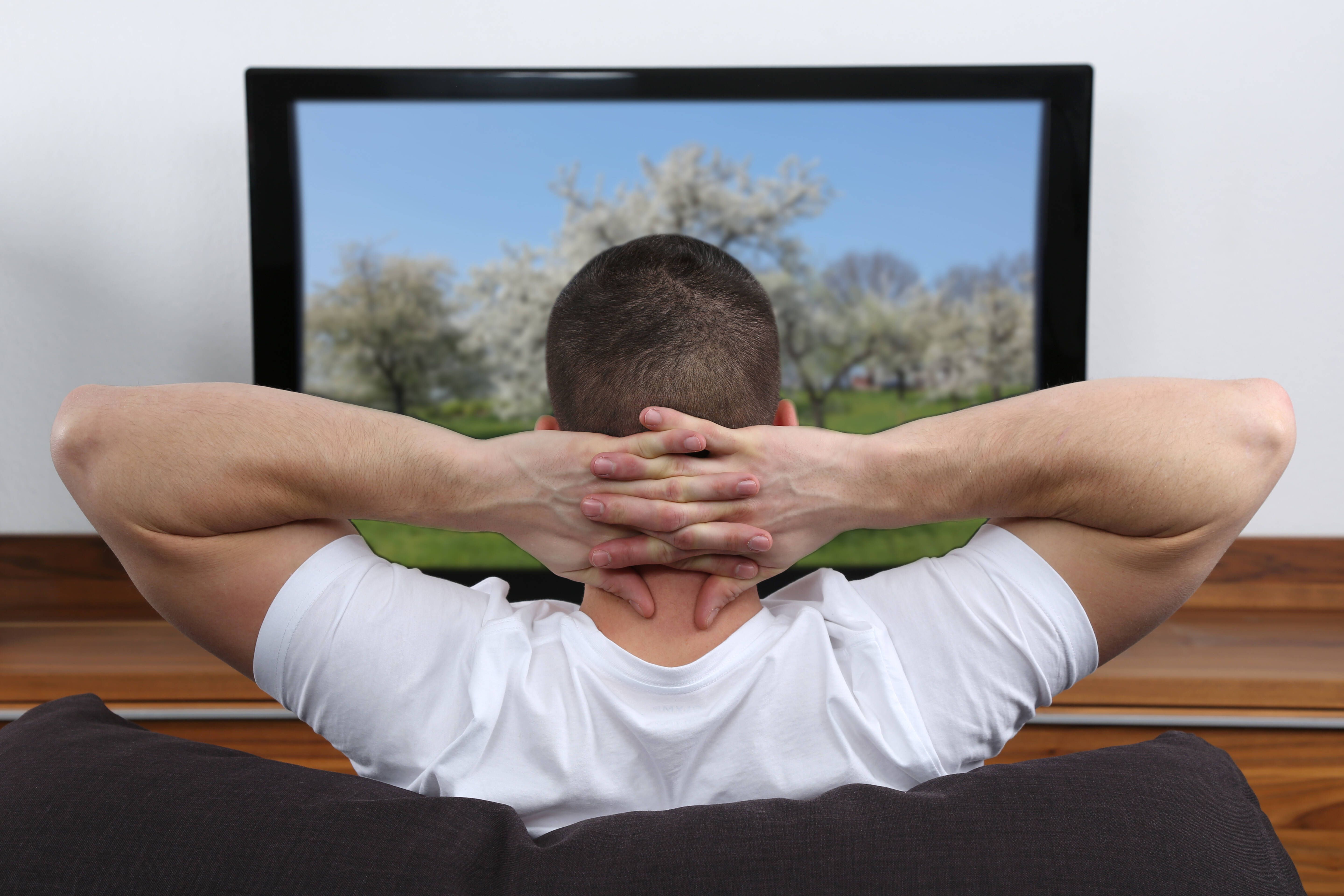 Gute Nachricht für TV-Junkies: Fernsehen macht doch nicht blöd!