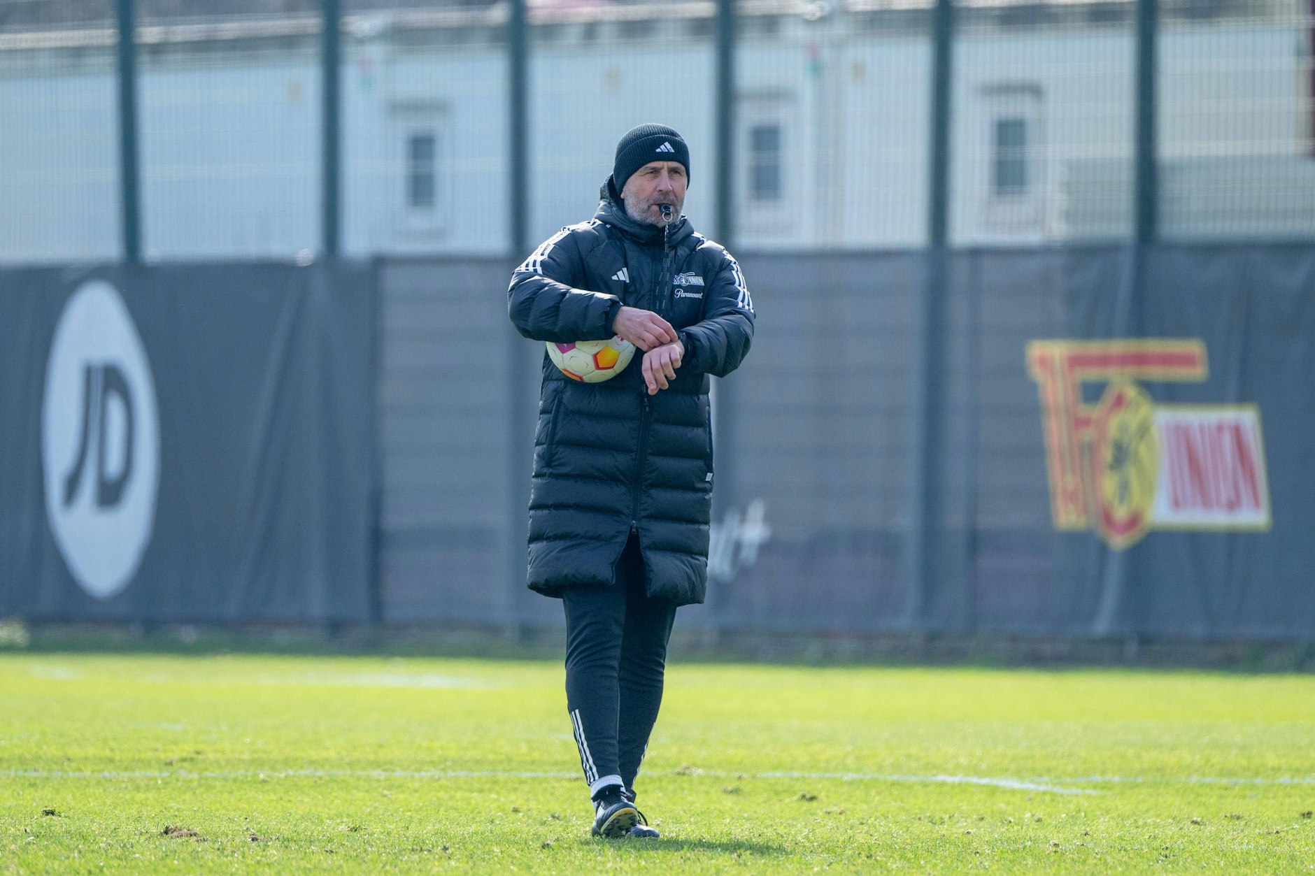 Alles tanzt nach meiner Pfeife! Trainer Nenad Bjelica hat die Spieler des 1. FC Union fest im Griff.