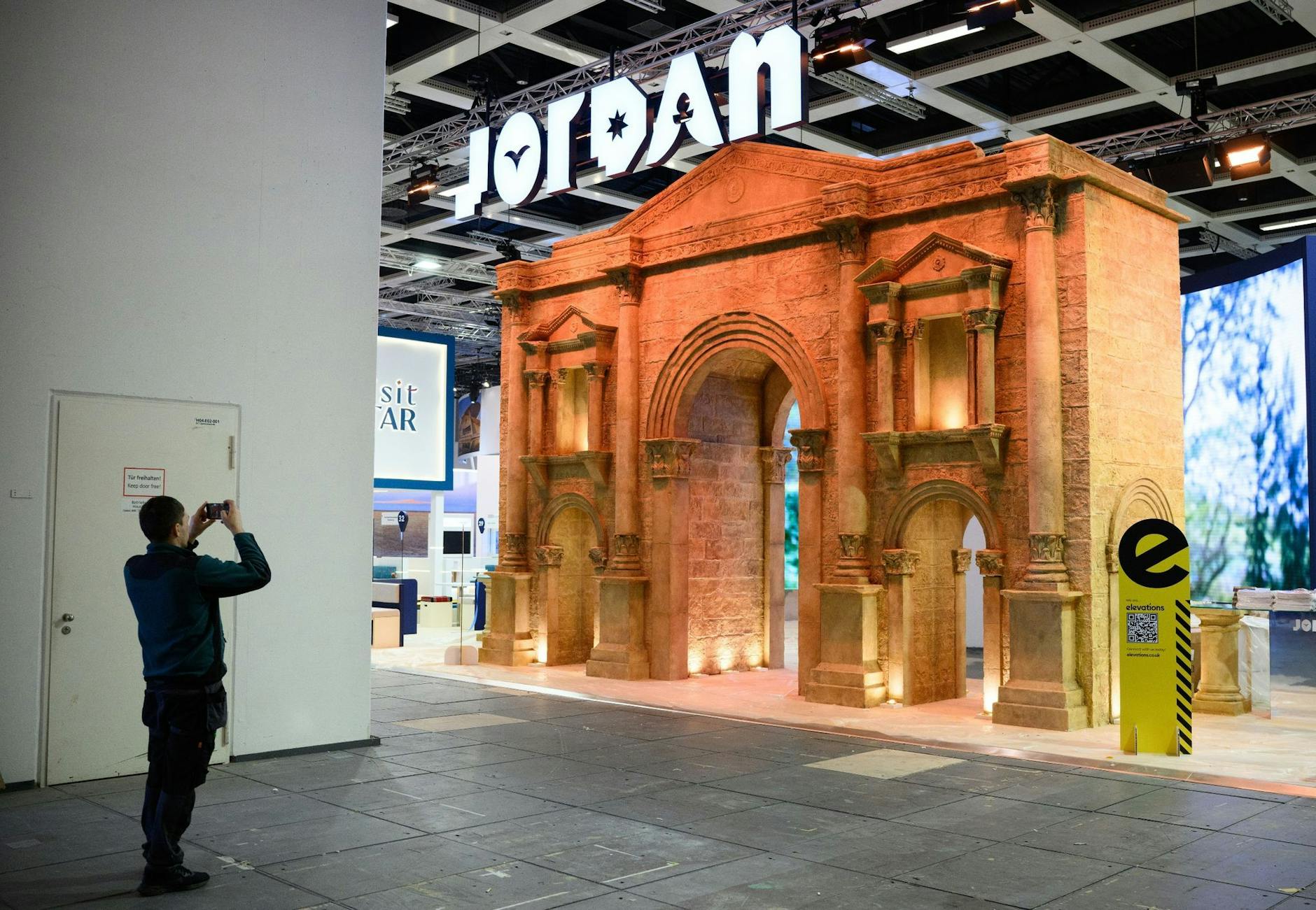 Ein jordanischer Palast in Berlin? Paläste sind normalerweise unbeweglich, tatsächlich handelt es sich hierbei auch um einen Nachbau. Jordanien hat den Palasteingang zur Internationen Tourismus-Börse (ITB) in Berlin mitgebracht.