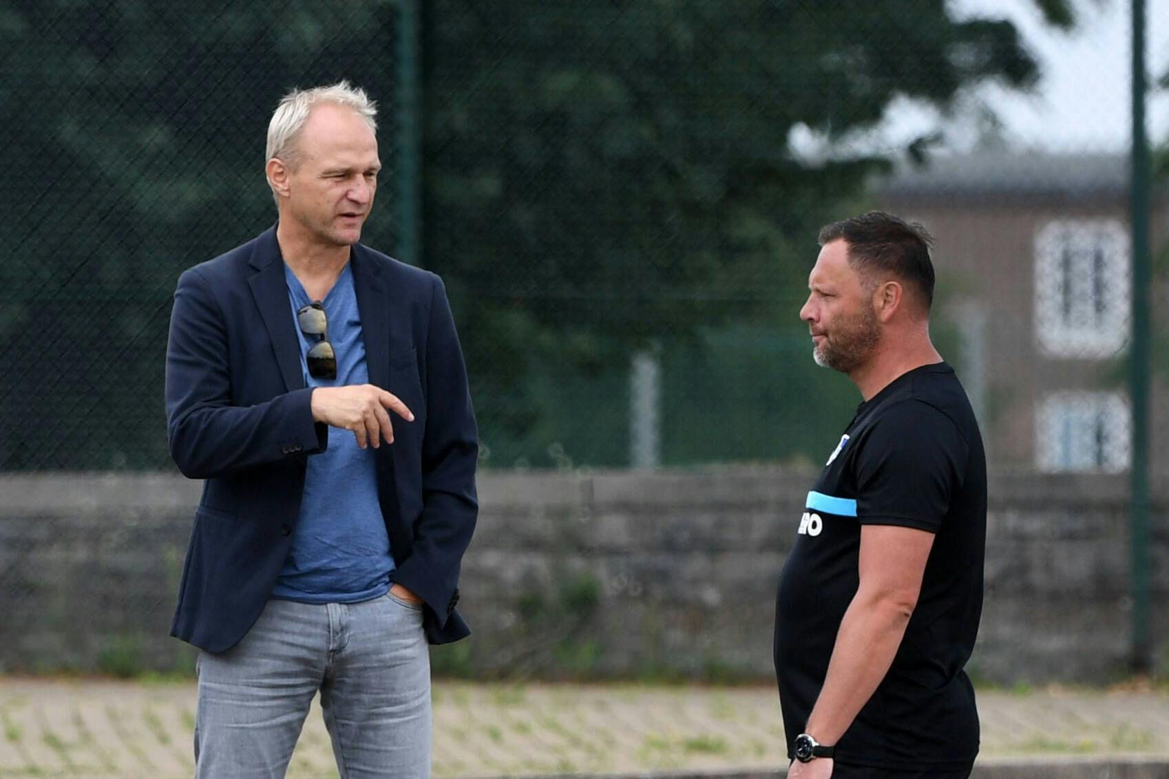 Axel Kruse im Zwiegespräch mit Herthas Trainer Pal Dardai. Das war im Sommer 2021.