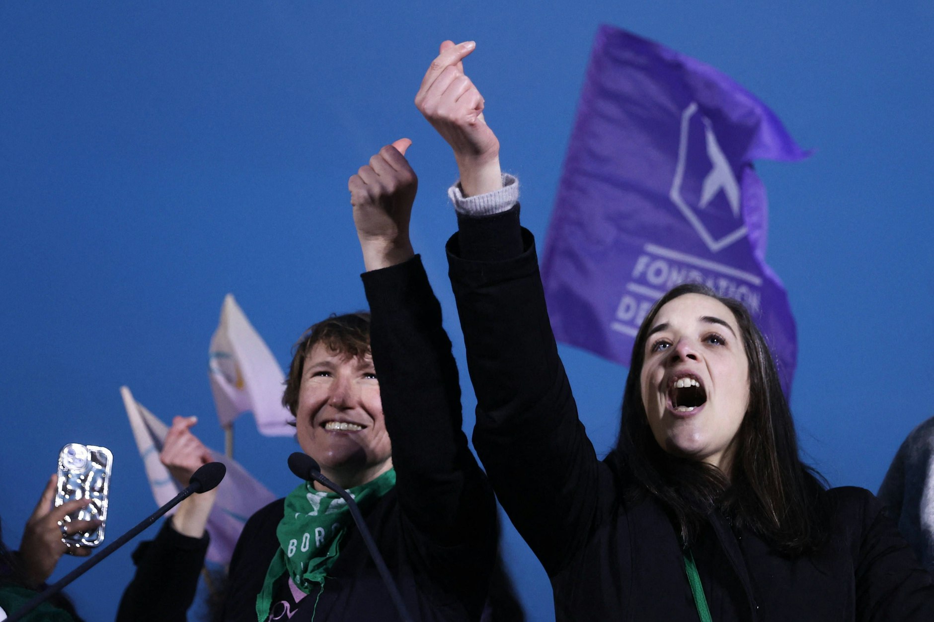 Jubel in Paris: Frankreich erhebt das Recht auf Abtreibung in Verfassungsrang und schützt es vor reaktionären Zugriffen. In Deutschland steht das Verbot der Abtreibung im Strafgesetzbuch.