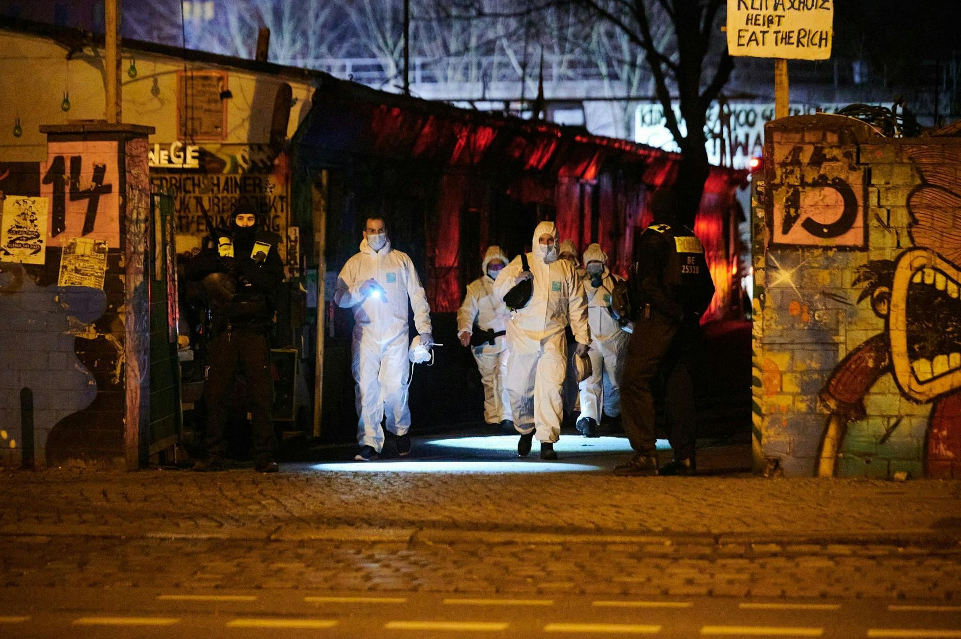 Wenige Tage nach der Festnahme der früheren RAF-Terroristin Daniela Klette sind die Ermittler einem der beiden noch gesuchten Männer dicht auf der Spur: Burkhard Garweg soll eine Unterkunft auf einem links-alternativen Bauwagengelände in Berlin genutzt haben.