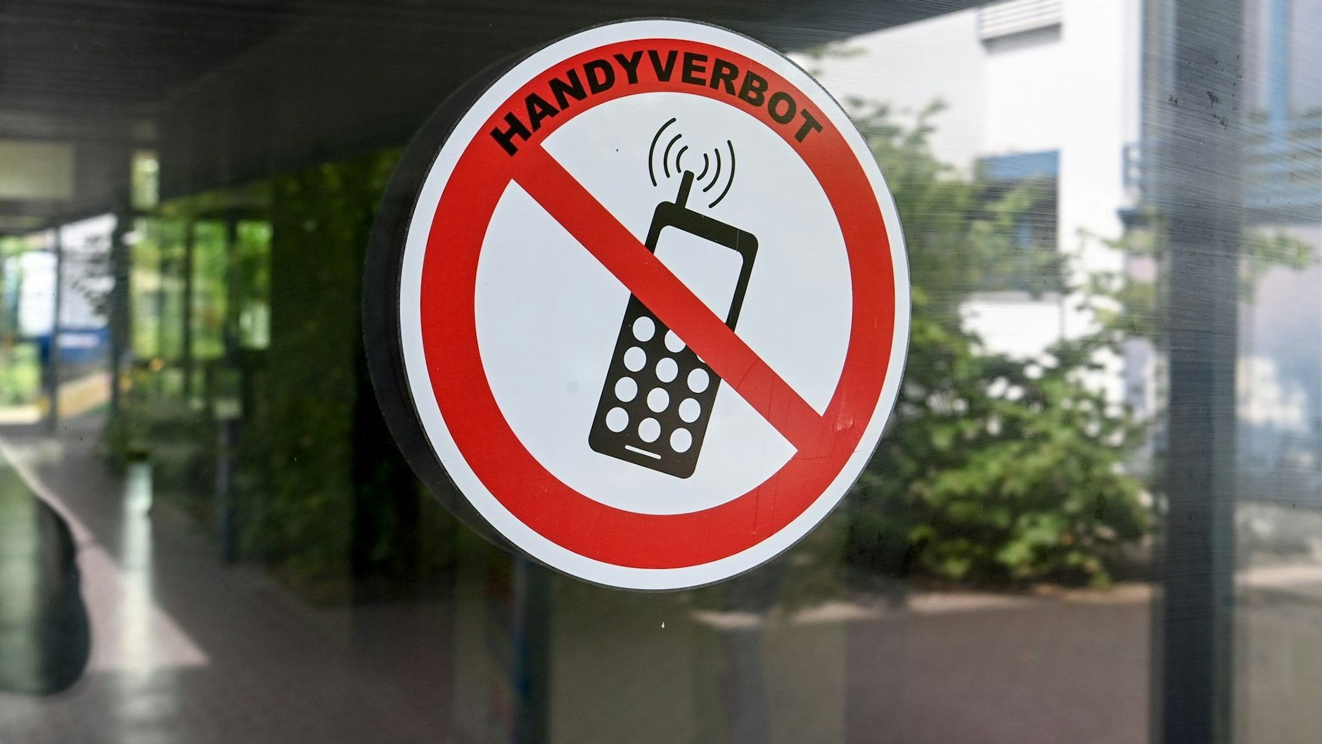 "Handyverbot" ist am Eingang zu einer Schule in Neukölln zu lesen. 