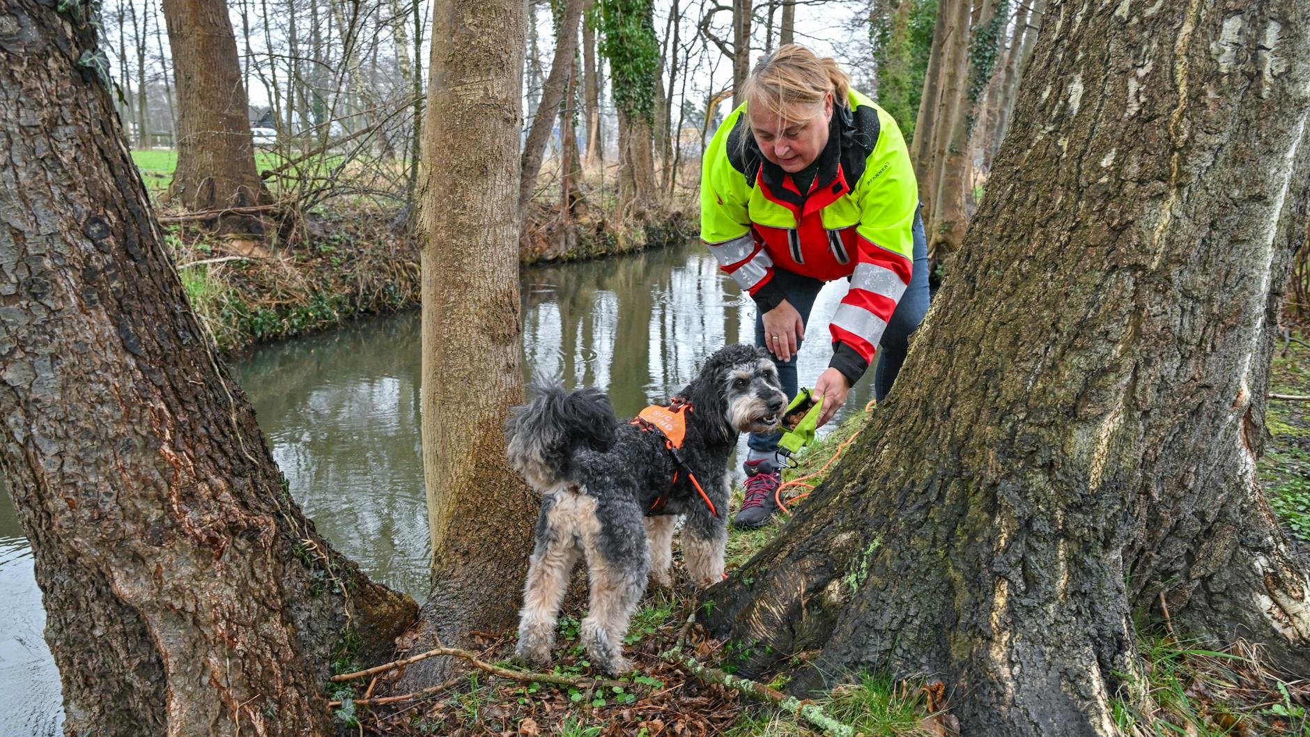 Christiane Voigt vom Baumpflege-Team Grüner Service ist in Burg (Spree-Neiße) mit Joschi unterwegs.