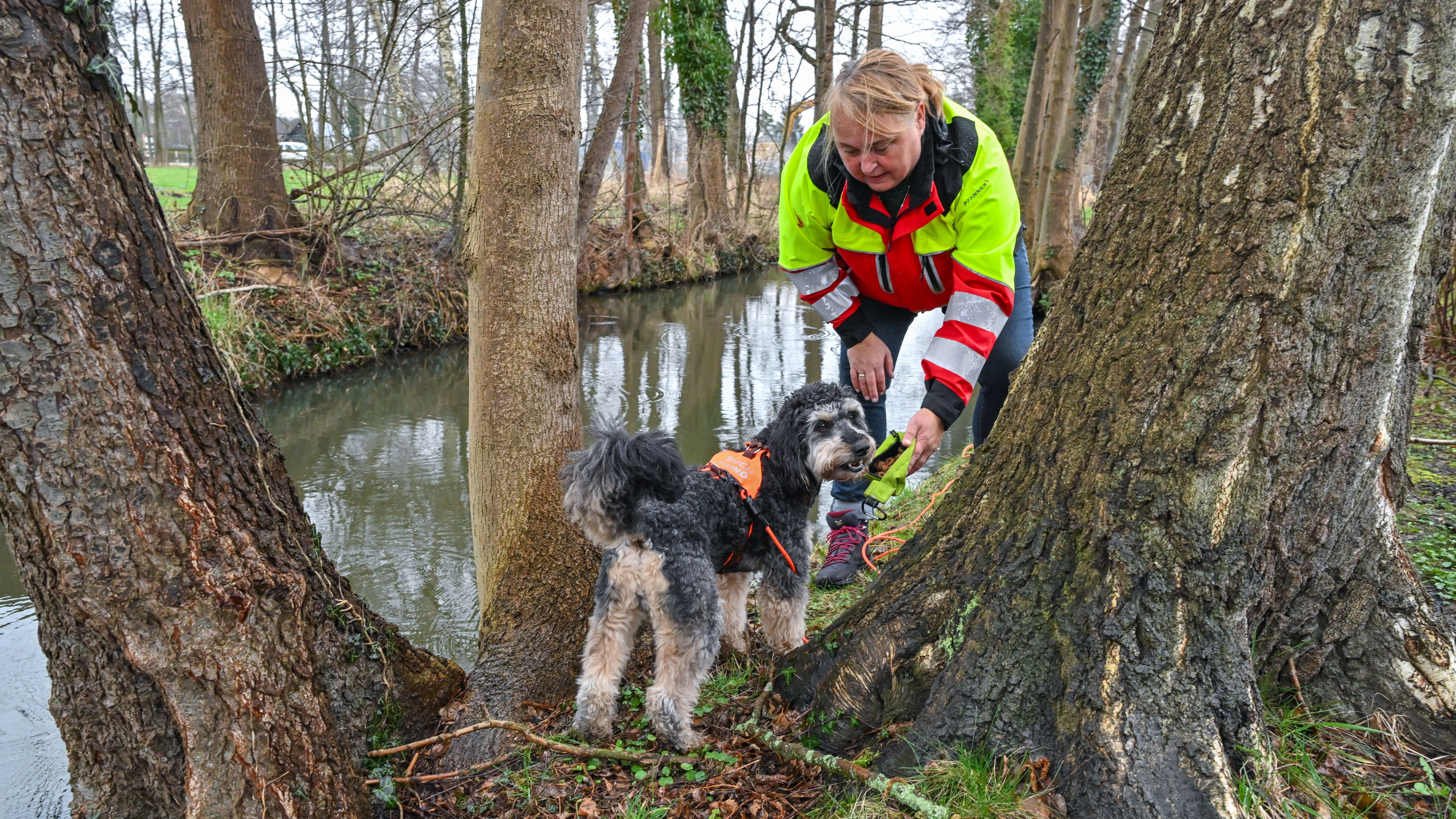 Christiane Voigt vom Baumpflege-Team Grüner Service ist in Burg (Spree-Neiße) mit Joschi unterwegs.
