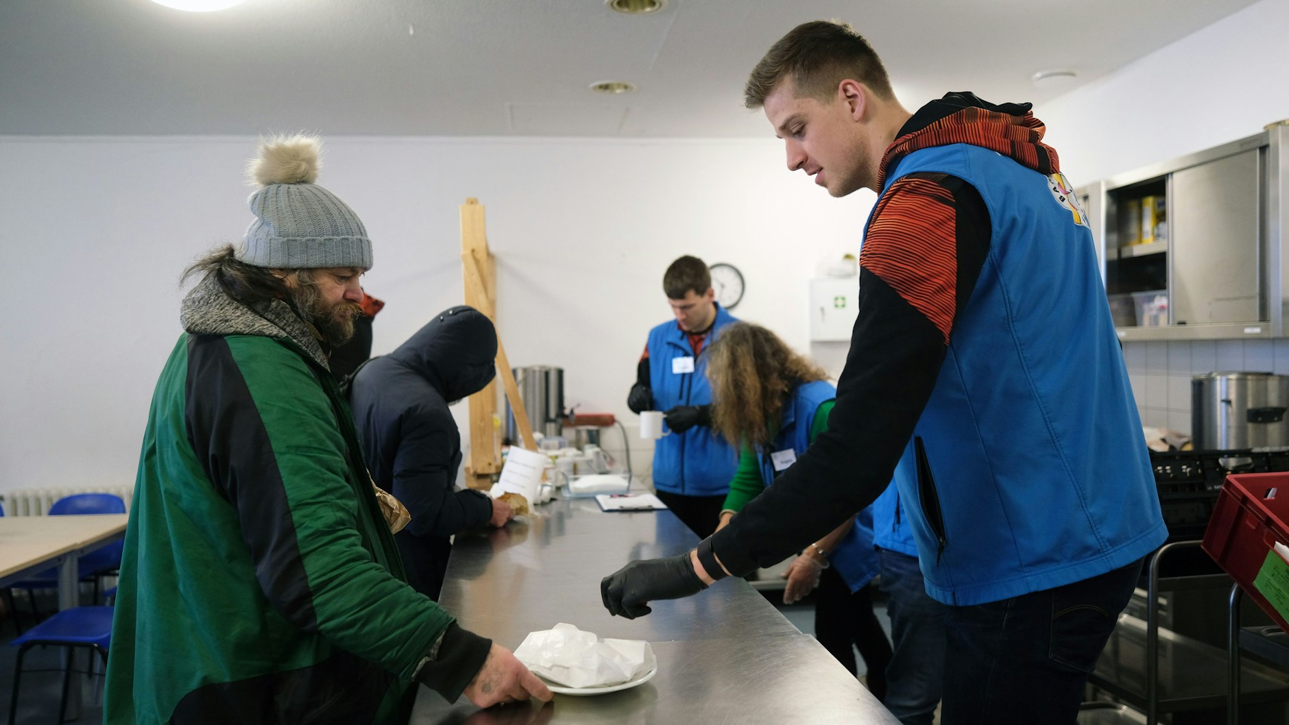 Die BR Volleys helfen bei der Essensausgabe in der Bahnhofsmission.&nbsp;&nbsp;