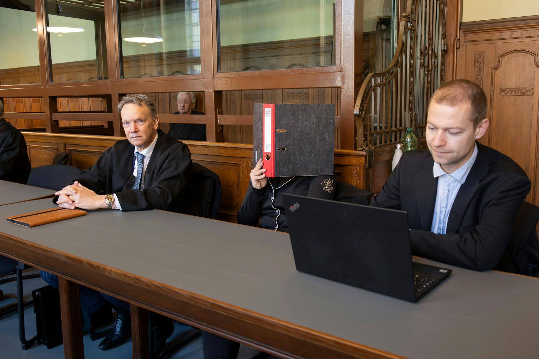 Sie sollen ein Betrüger-Pärchen sein: Hinten der Angeklagte Klaus R. (63), vorne zwischen den Verteidigern die Angeklagte Debora N. (34).