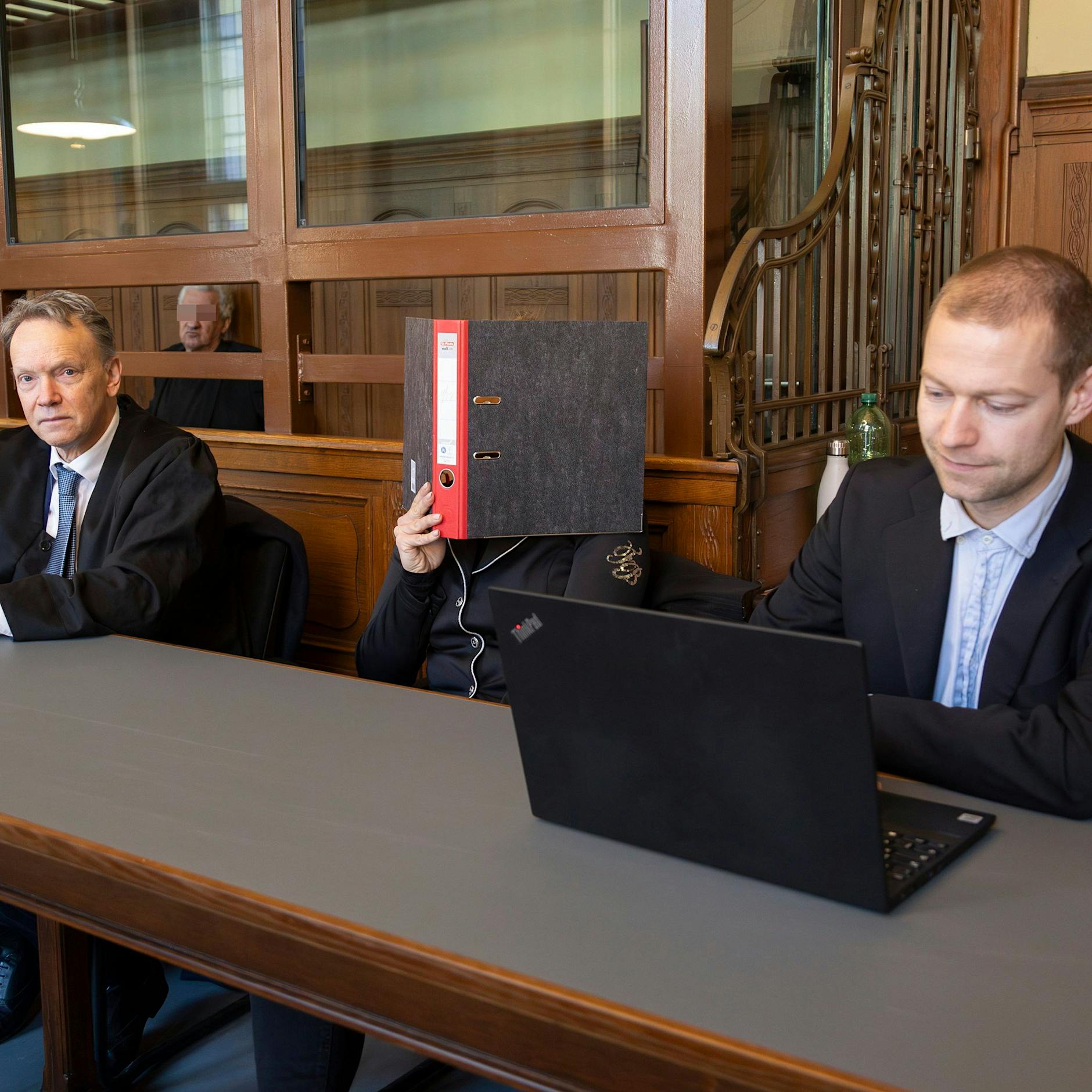 Für die Pferde seiner jungen Freundin: Klaus R. (63) zockte mit Gold zwei Mio. Euro ab