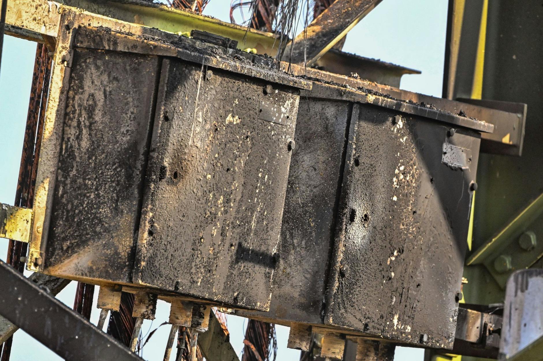 Anschlag auf die Stromversorgung: Ein Strommast steht mit Brandspuren auf einem Feld nahe der Tesla-Autofabrik. 