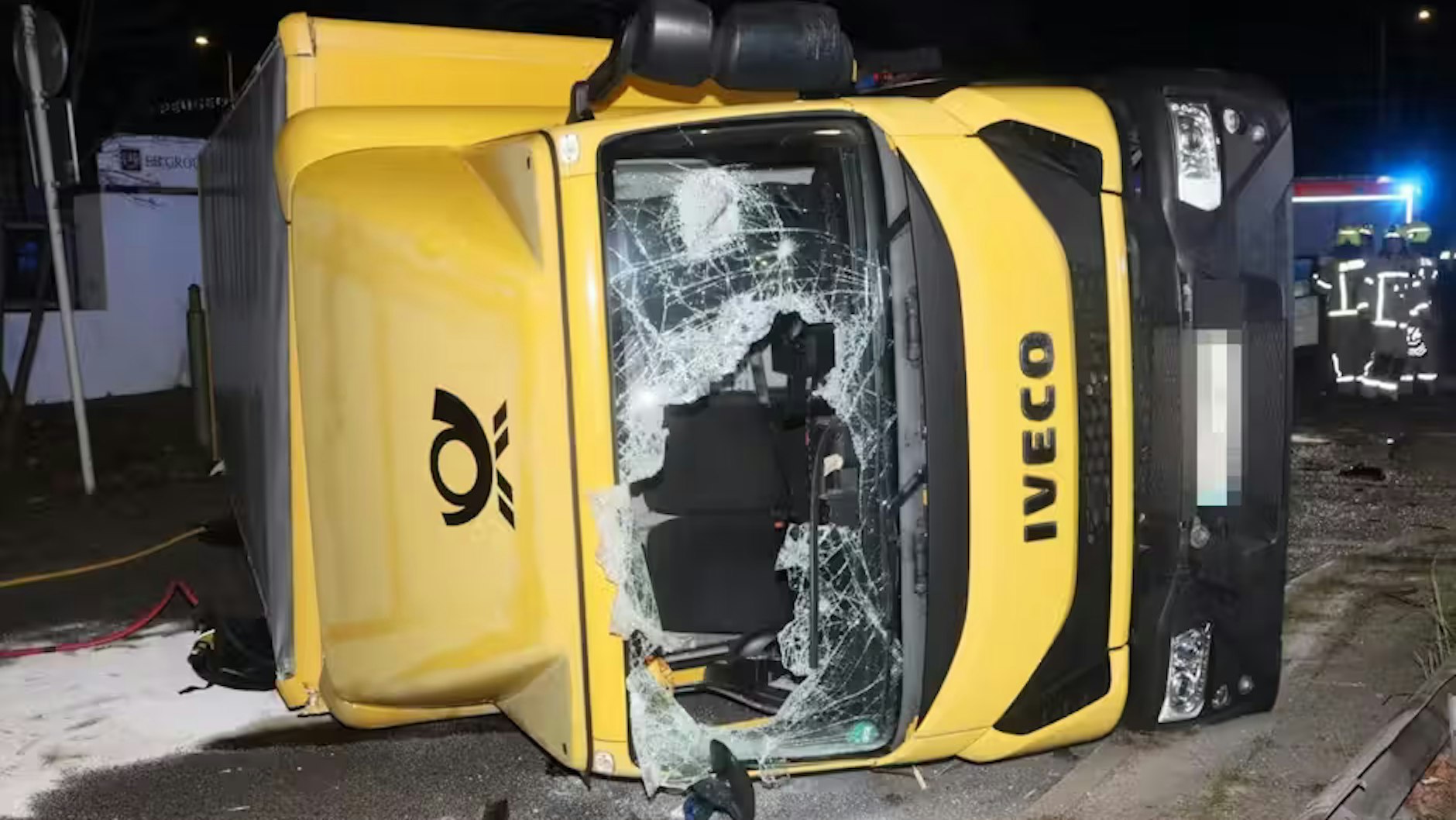 Der Lkw kippte durch den Aufprall auf die Seite.
