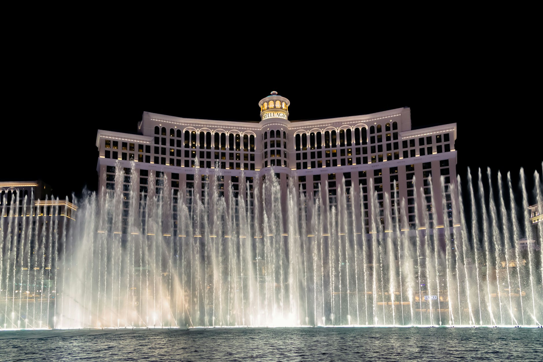 Ein gigantischer Springbrunnen: Die Wasserspiele vor dem Bellagio Hotel samt Casino in Las Vegas. 