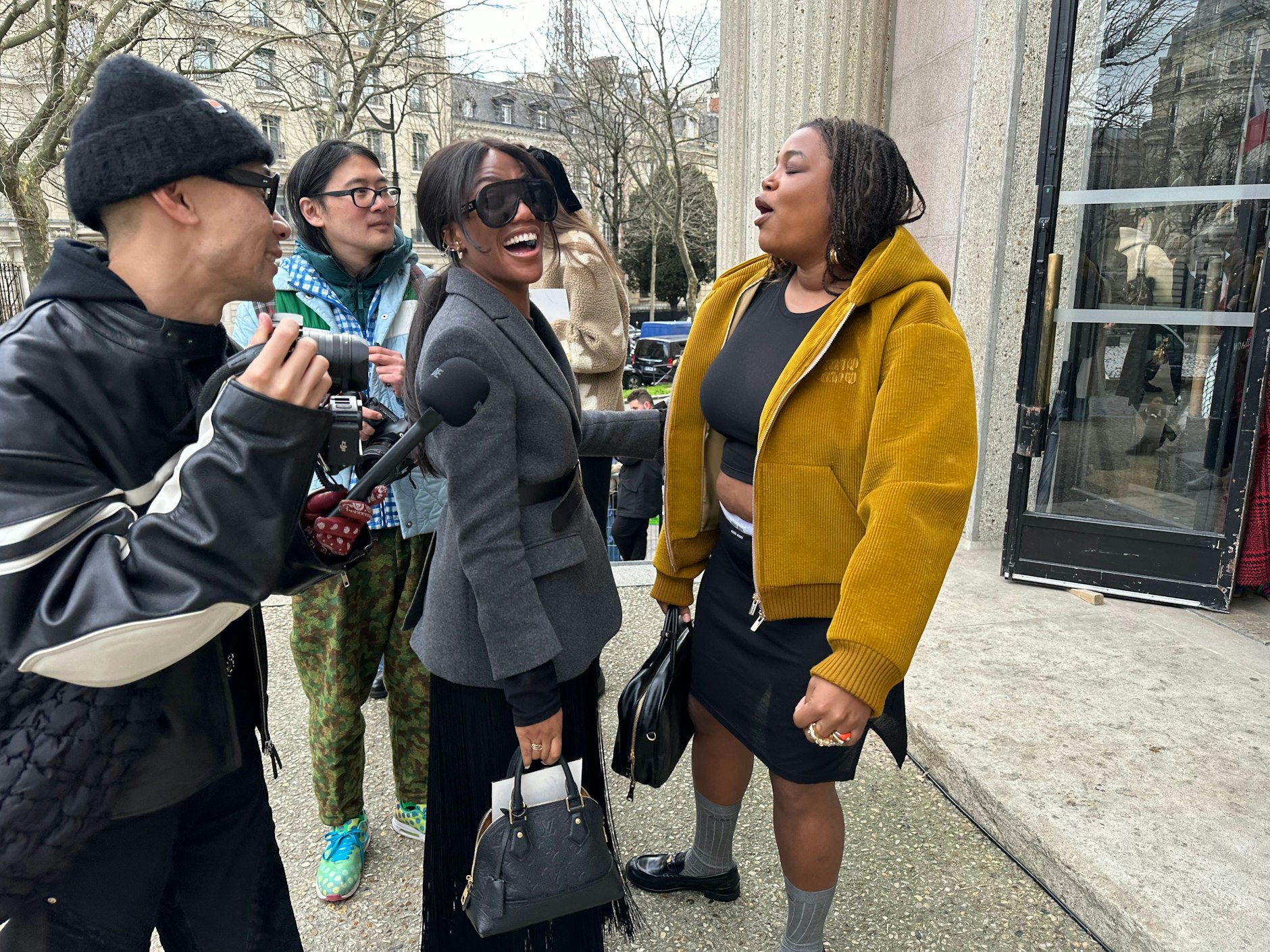 Gute Laune am letzten Tag der Paris Fashion Week, an dem die Miu-Miu-Show stattfindet.