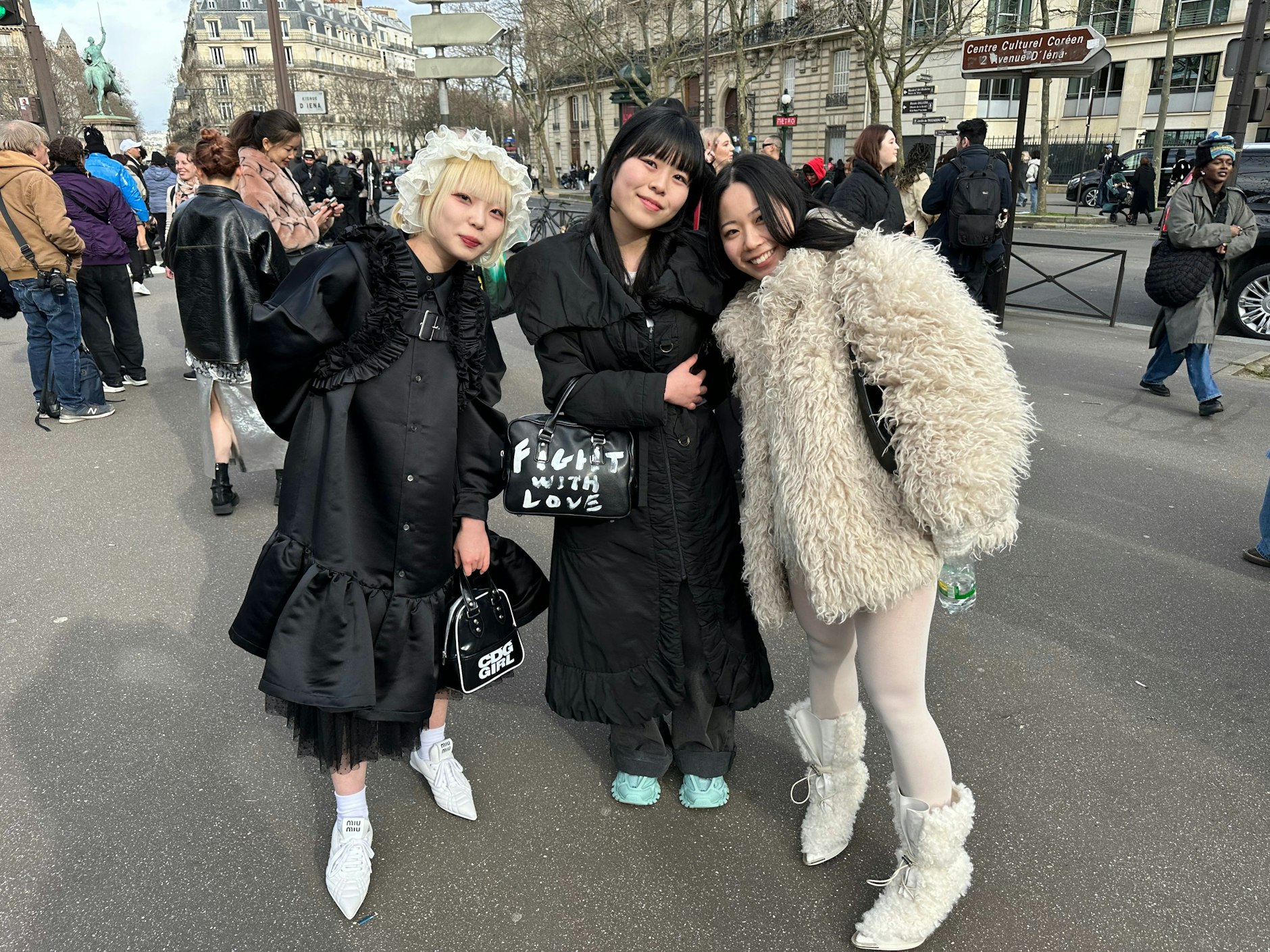 Ein ganz entzückendes Trio auf dem Vorplatz des Palais d’Iéna