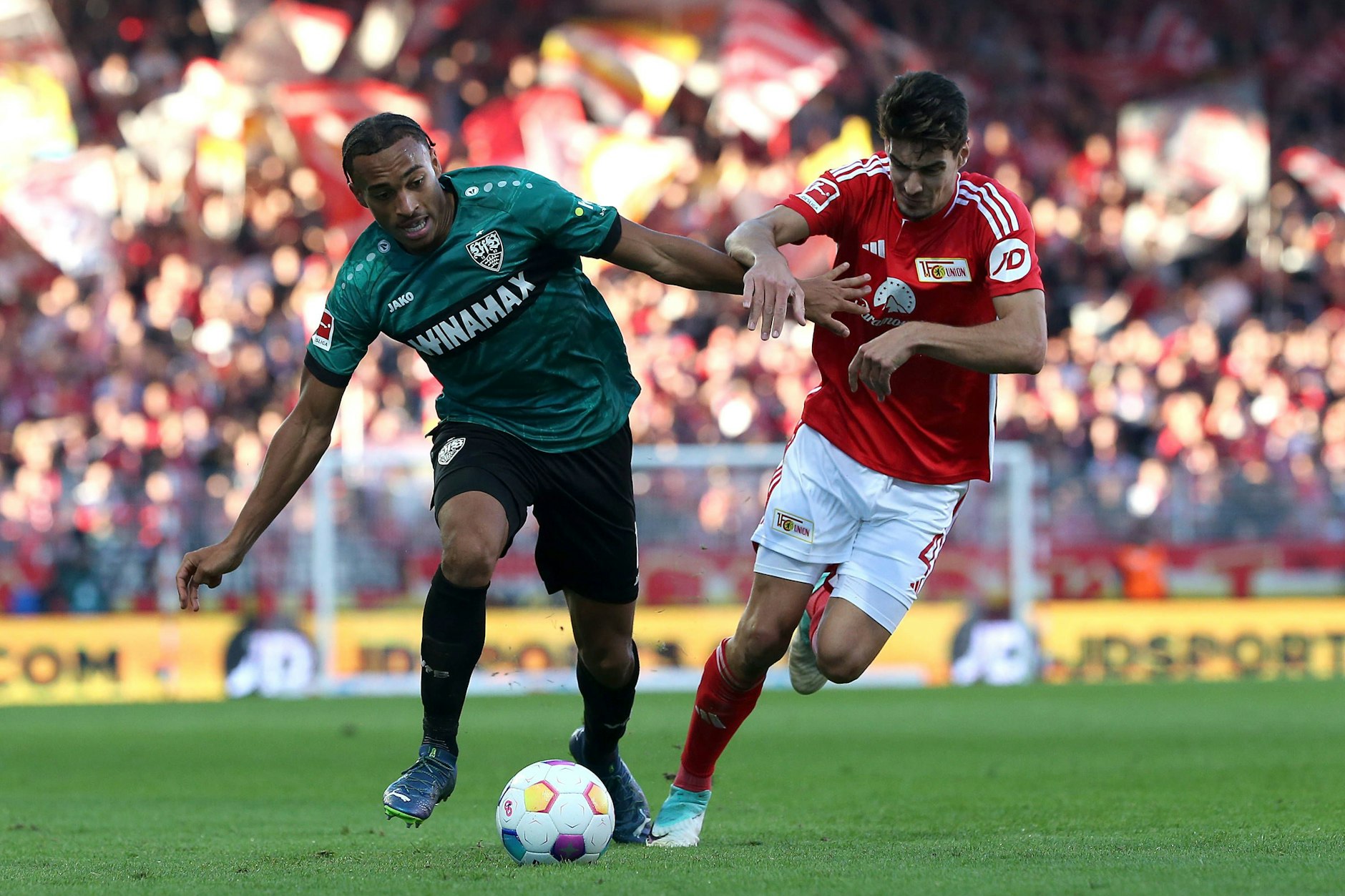 Unions Leihstürmer Jamie Leweling im Dress des VfB Stuttgart gegen Unions Verteidiger Diogo Leite. Das Hinspiel an der Alten Försterei gewannen die Schwaben 3:0.