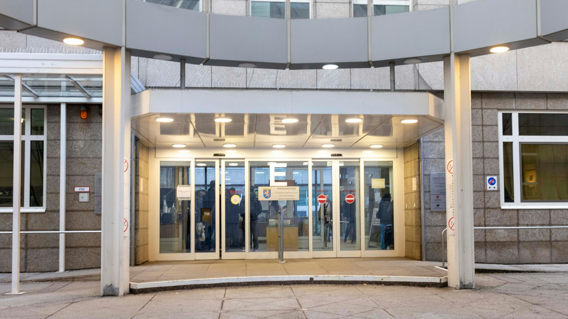 Das Frankfurter Landgericht vor Beginn eines Prozesses gegen einen 17-Jährigen, der auf einem Sportplatz nach einem Fußballspiel durch einen tödlichen Faustschlag einen 15-Jährigen getötet haben soll.