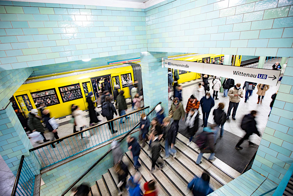 Im vergangenen Jahr registrierte die Berliner Polizei statistisch 11,5 Straftaten pro Tag, die sich in Bussen, Bahnen und an Bahnhöfen ereigneten.