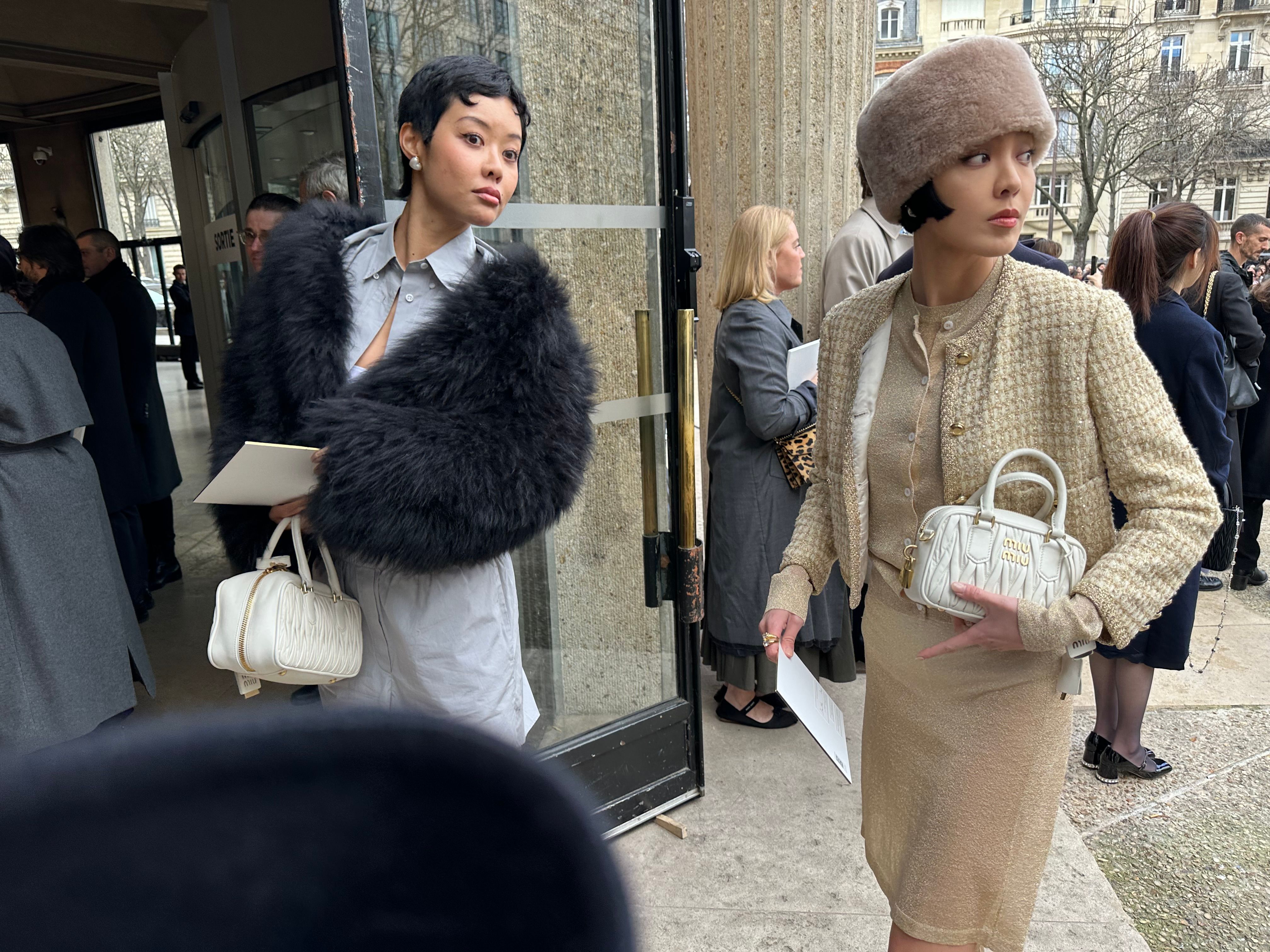 Pelze, Kippen, Schlüpfer - die Street Styles der Paris Fashion Week 2024