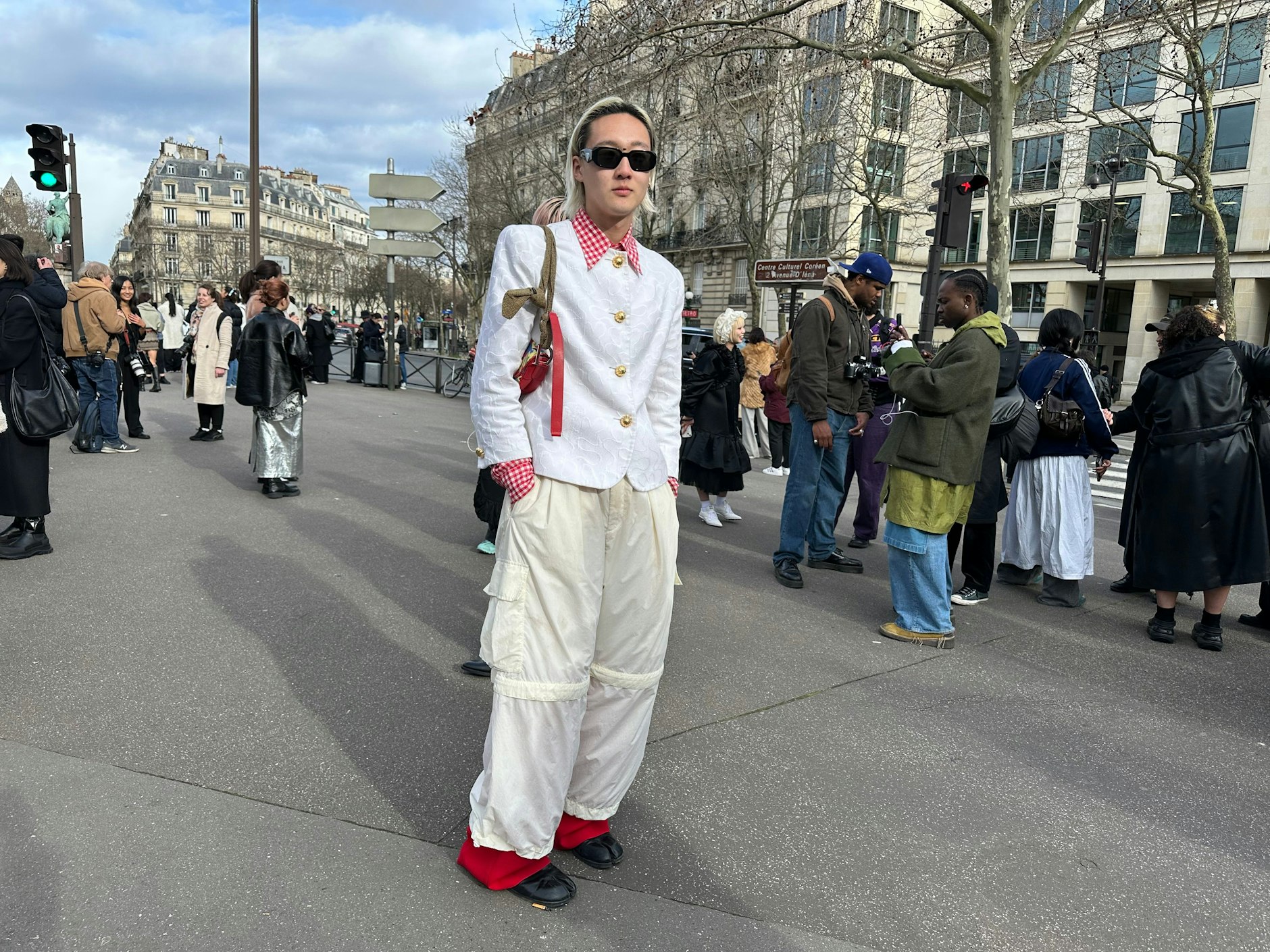 Zum rot-weiß zusammengewürfelten Outfit trägt dieser Herr Tabi-Schuhe von Margiela.