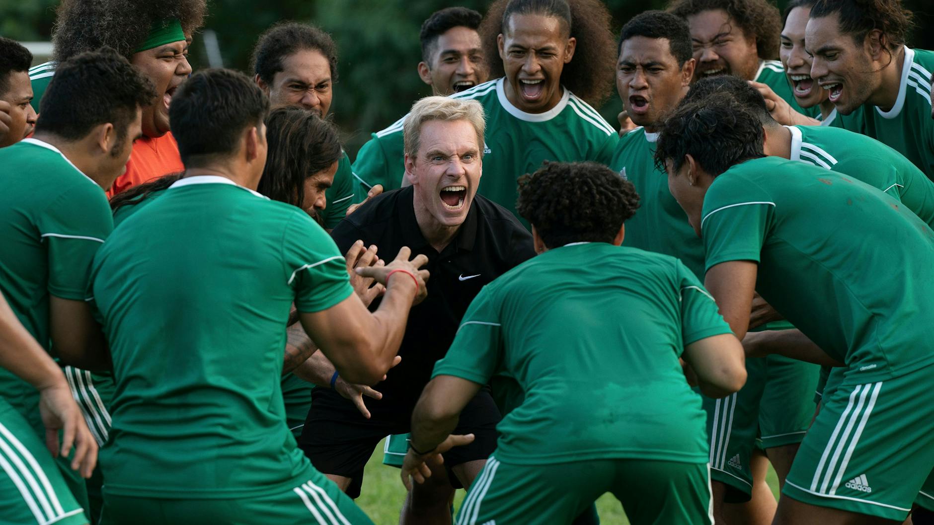 Michael Fassbender feuert als Samoa-Trainer seine Spieler in einer Szene des Films „Next Goal Wins“ an.
