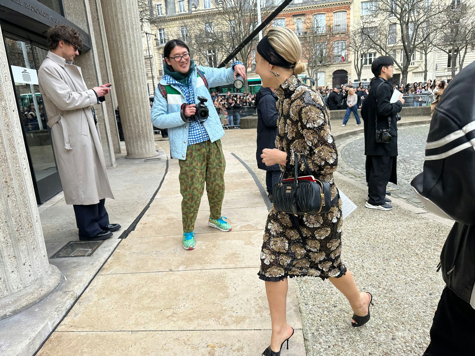 Der Vogue-Fotograf Phil Oh bei der Arbeit, auf seinen Bildern lachen die Menschen.